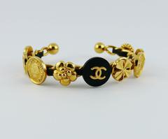 Chanel Vintage Rare Bracelet Rigide Chaine Or et Cuir Noir entrelacé de pièces de monnaie