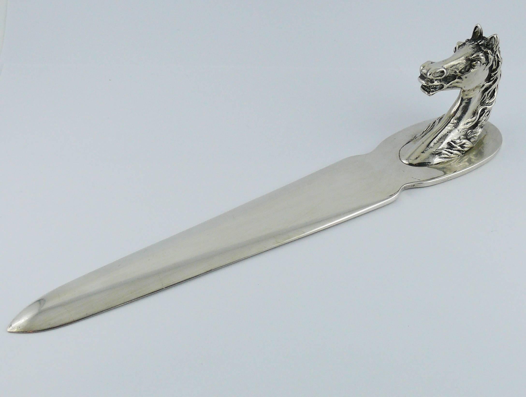 HERMES Paris vintage silver-plated horse head letter opener.

Embossed HERMES PARIS Made in France.
RAVINET D'ENFERT hallmark.

Indicative measurements : length approx. 22.2 cm (8.74 inches) / max. width 3.4 cm (1.34 inches).

NOTES
- This