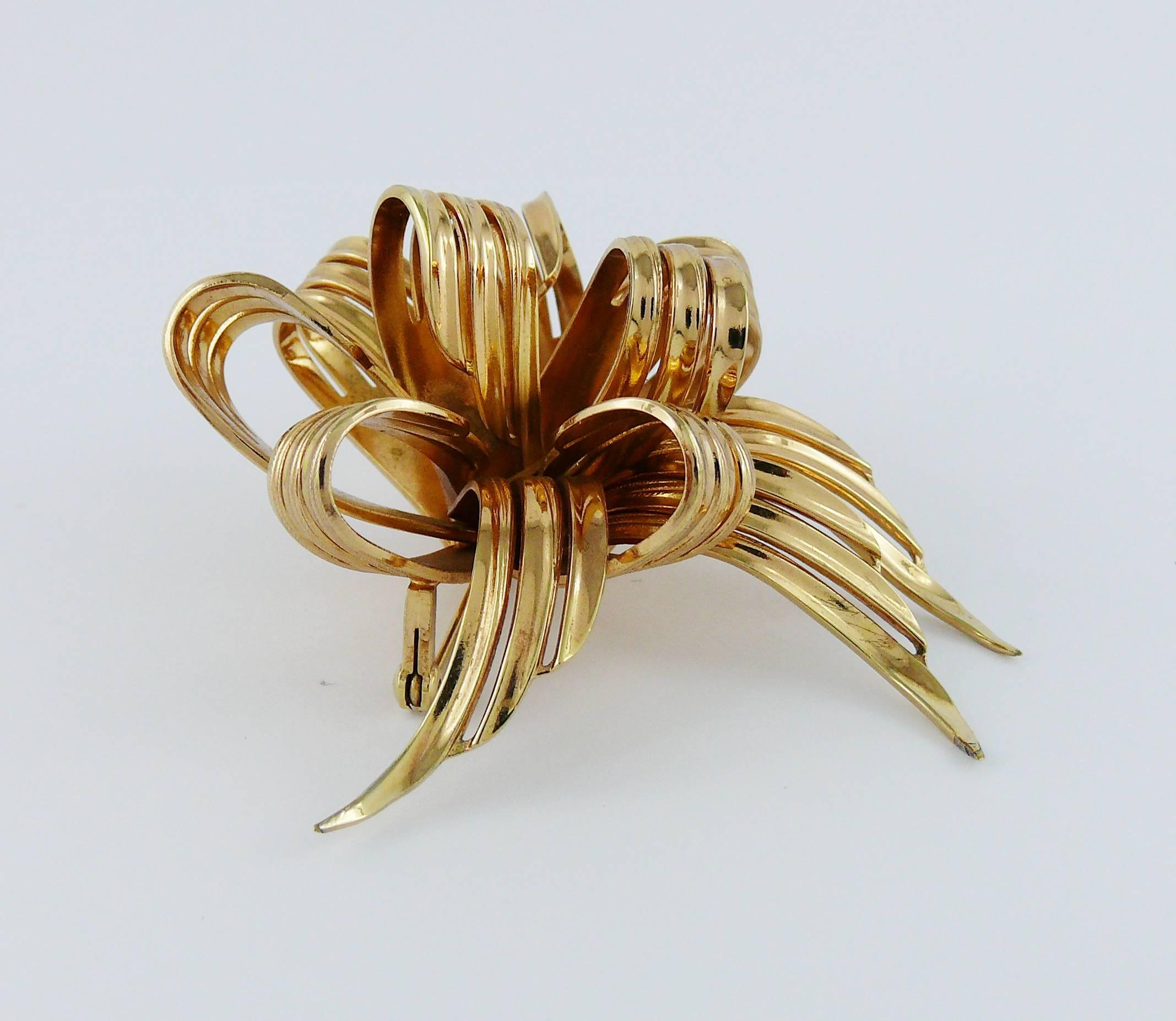CHRISTIAN DIOR vintage 1966 3-D gold toned ribbon bow brooch.

Embossed CHR. DIOR 1966 Germany.

Indicative measurements : max. length approx. 6.5 cm (2.56 inches) / max. width approx. 6.5 cm (2.56 inches).

JEWELRY CONDITION CHART 
- New or