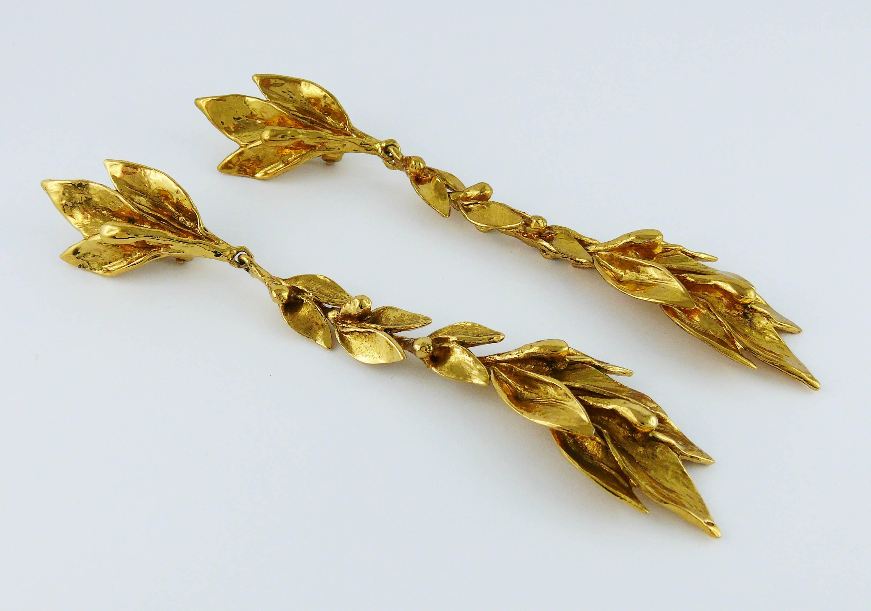 YVES SAINT LAURENT vintage gold toned floral shoulder duster dangling earrings (clip-on).

Marked YSL Made in France.

Indicative measurements : length approx. 13.5 cm (5.31 inches) / max. width approx. 2.4 cm (0.94 inch).

JEWELRY CONDITION CHART
-