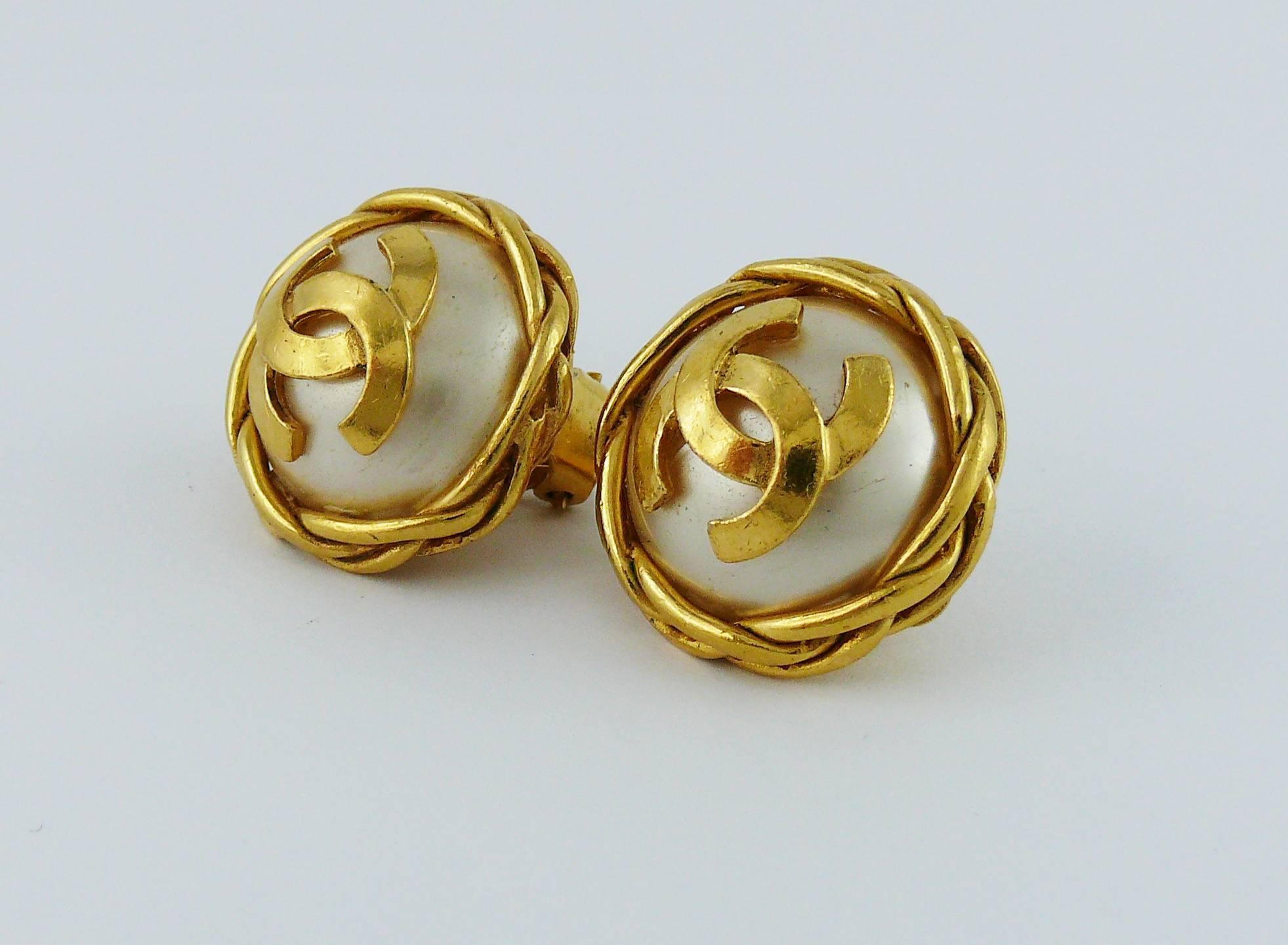 Chanel Vintage Faux Pearl CC Clip-On Earrings Spring 1995 In Good Condition In Nice, FR