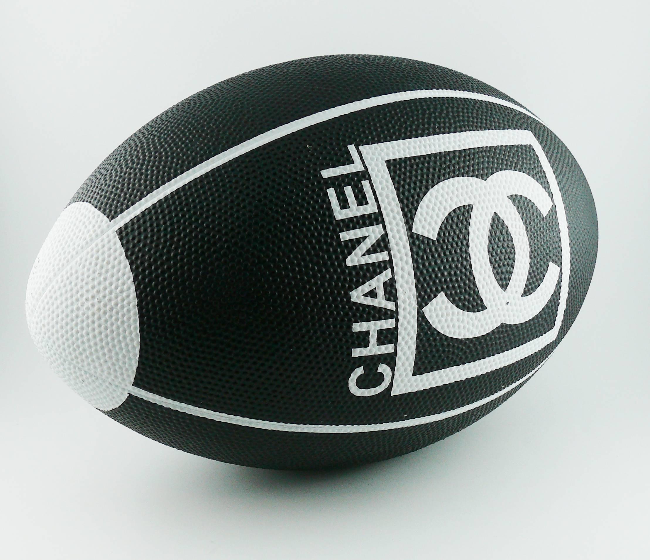 CHANEL rare collector black and white grained rubber rugby ball.

Limited edition manufactured to celebrate the 2007 Rugby World Cup in France.

Indicative measurements : length approx. 28.5 cm (11.22 inches).

NOTES
- This is a preloved