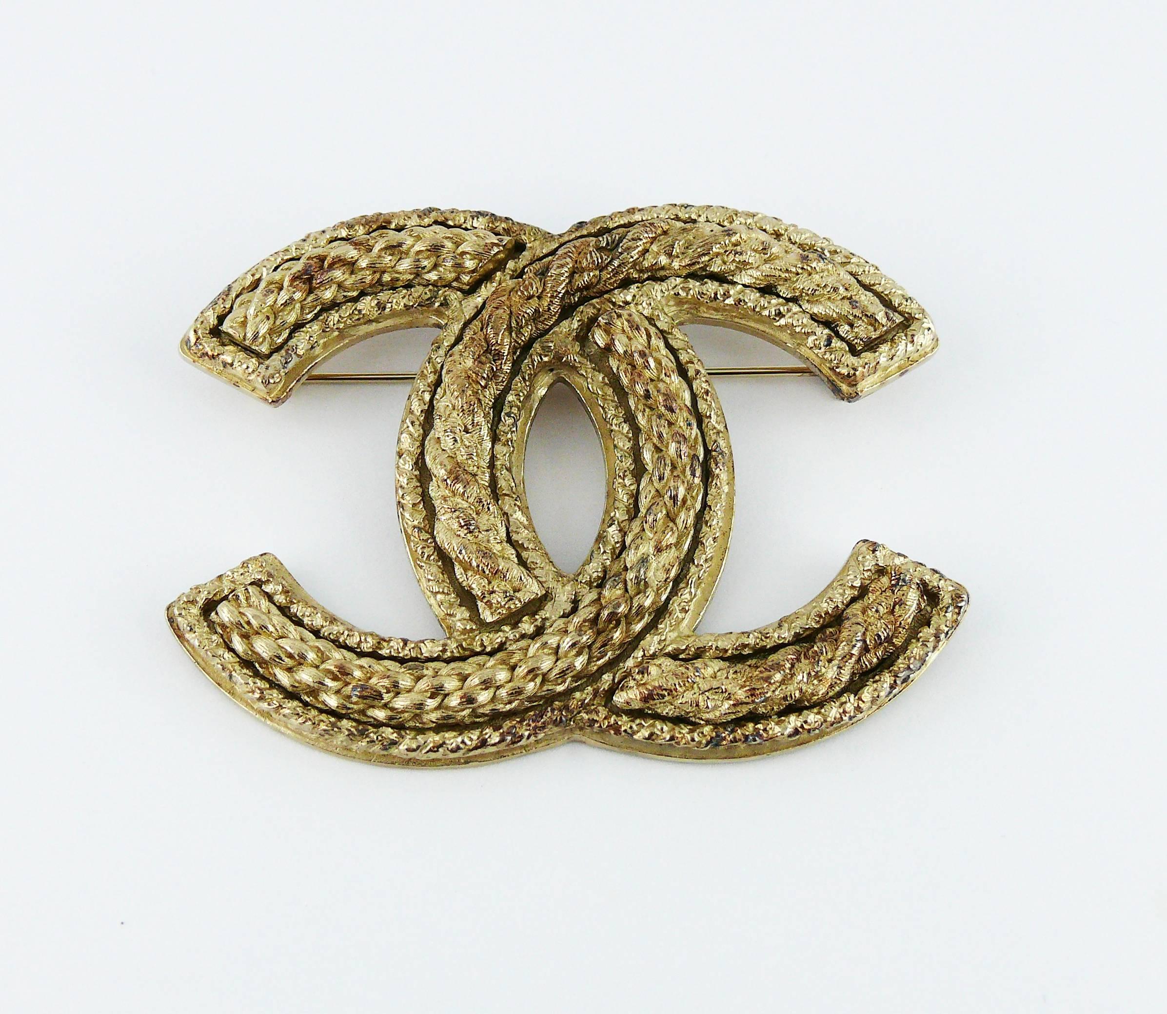 Broche à logo Jumbo de Chanel Bon état - En vente à Nice, FR