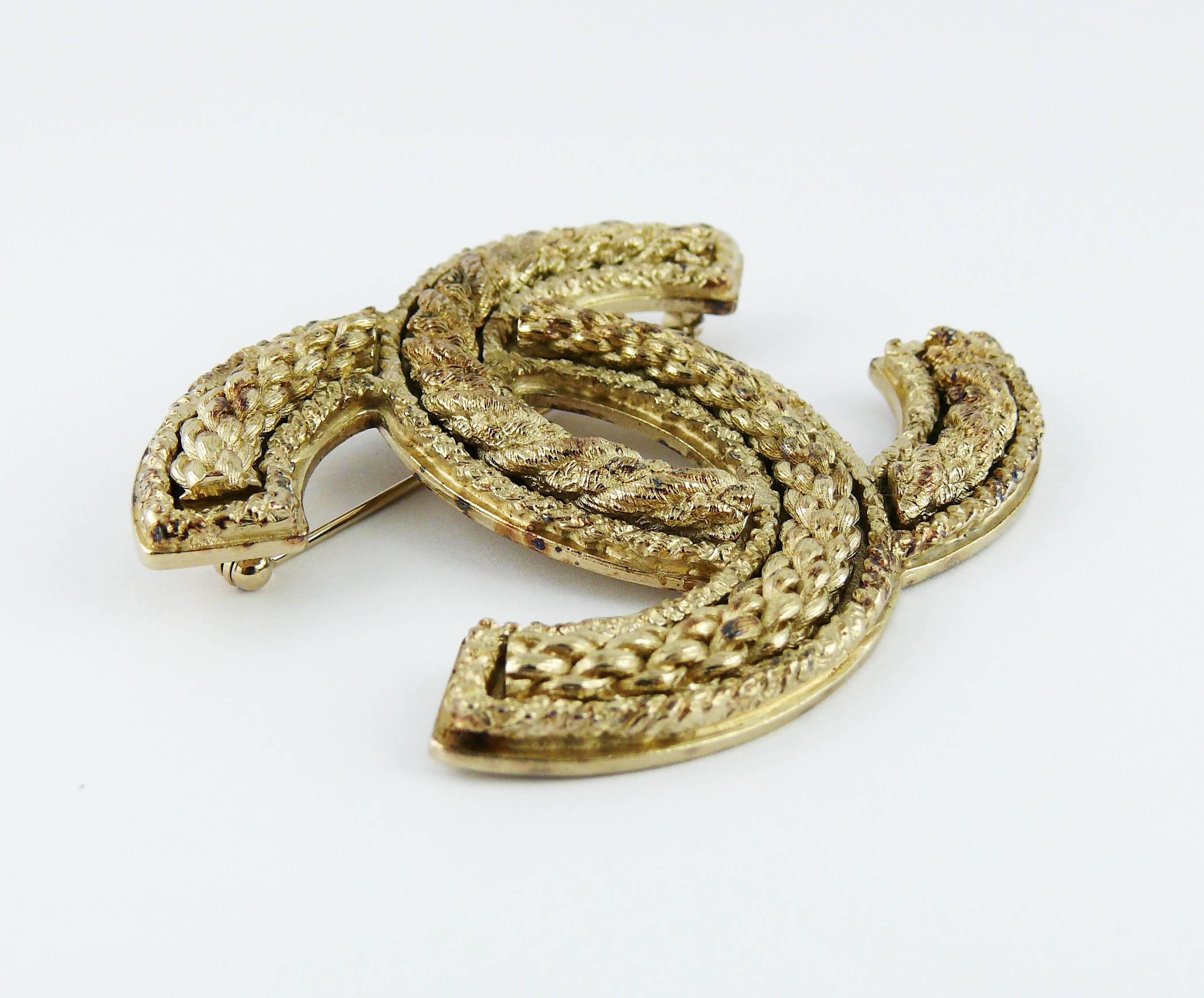 CHANEL jumbo logo brooch featuring a rope design in gold tone.

Looks gorgeous on a casual denim jacket !

Marked CHANEL 10 P Made in France.

Indicative measurements : length approx. 5.3 cm (2.09 inches) / width approx. 7 cm (2.76 inches).

JEWELRY
