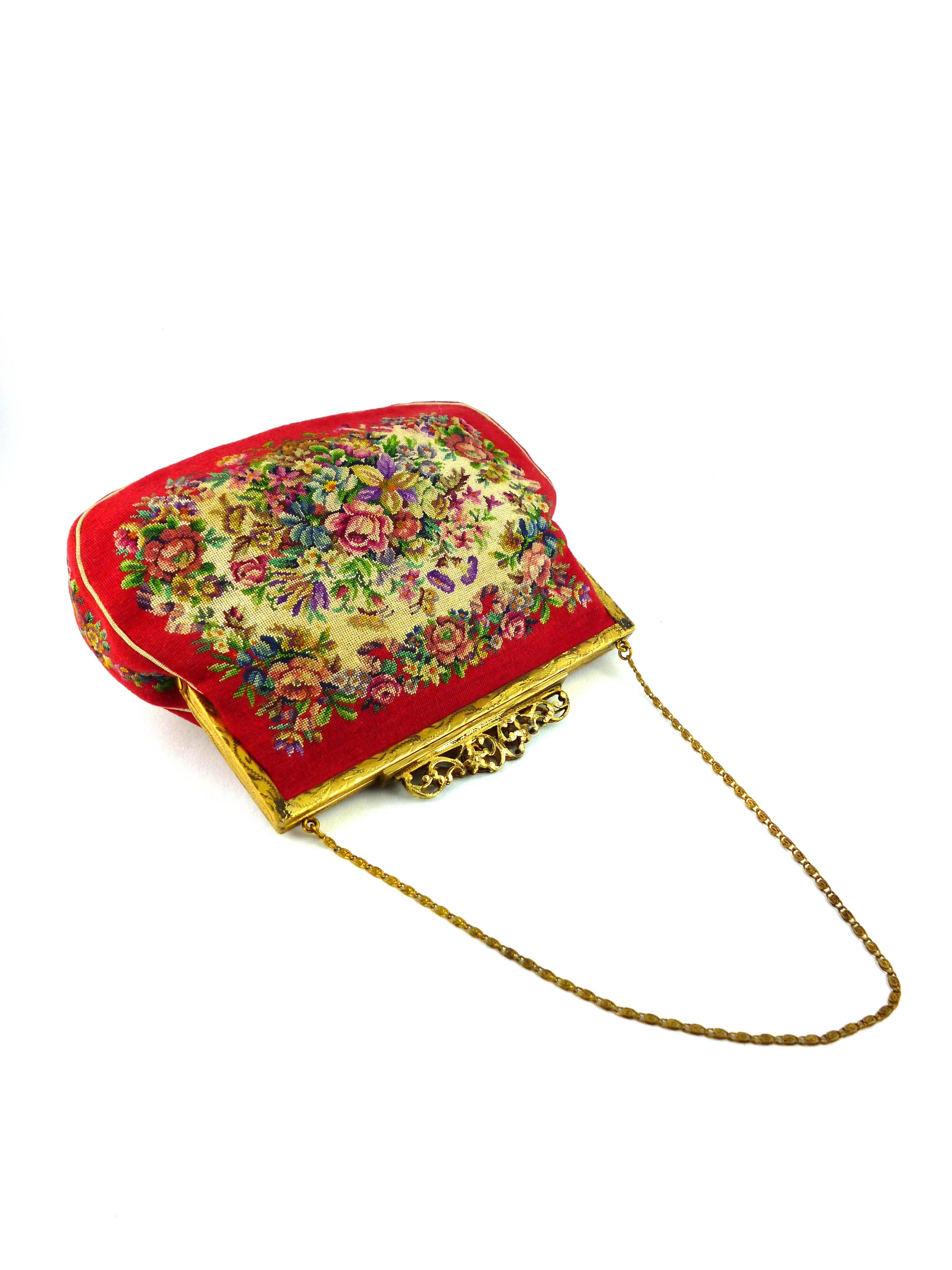 Gorgeous vintage floral design tapestry handbag.

This handbag features :
- Tiara-style top closure. 
- Gold tone hardware.
- Chain handle.
- Off-white leather lining.
- 2 inner pockets.

Indicative measurements : total length (incl.