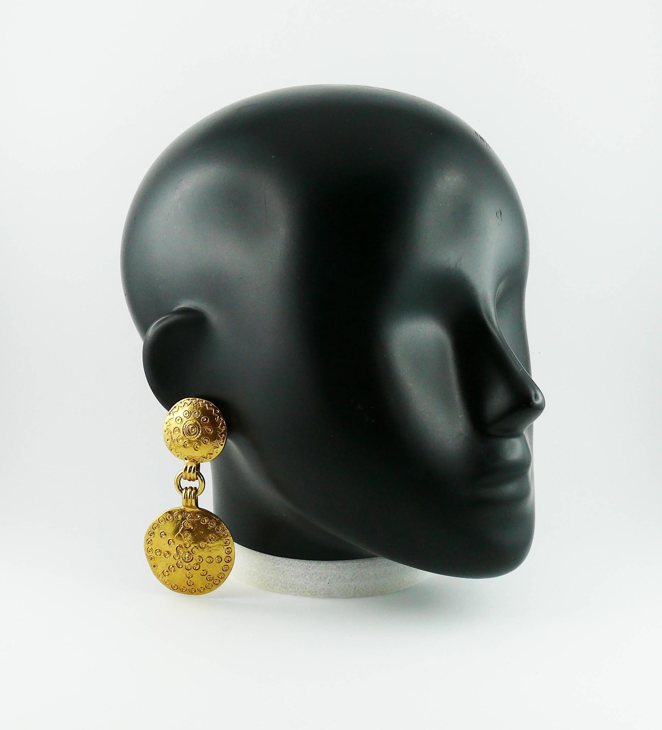 YVES SAINT LAURENT vintage gold toned ethnic inspired dangling earrings (clip-on) featuring two shields.

Marked YSL Made in France.

Indicative measurements : length approx. 8 cm (3.15 inches) / max. width approx. 3.6 cm (1.42 inches).

JEWELRY
