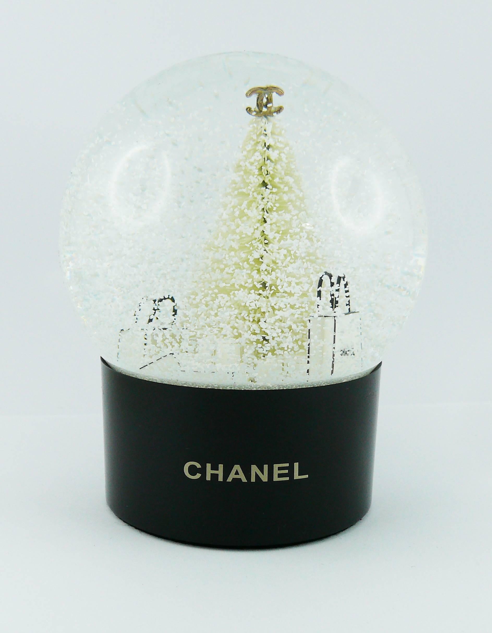 CHANEL VIP Christmas gift snow dome.

Unused condition with minor flaws (still with plastic protection at the base, just removed for photos) and original packaging (used).

Indicative measurements : height approx. 13 cm (5.12 inches) / base