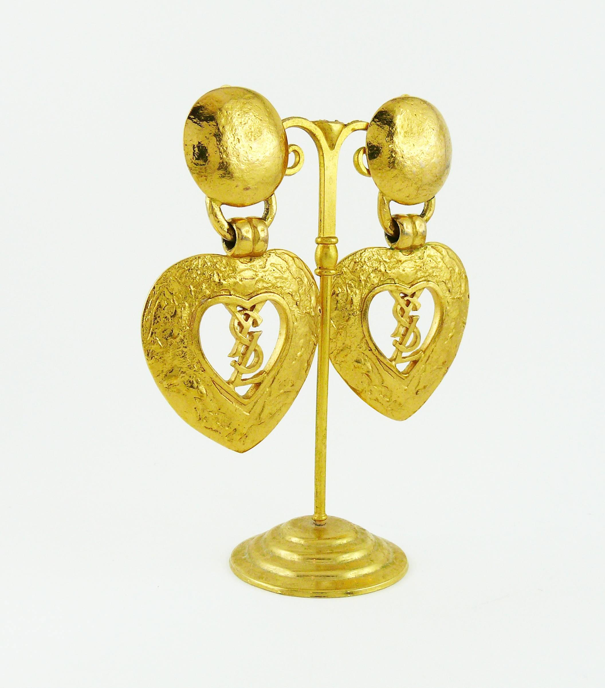 YVES SAINT LAURENT vintage dangling earrings (clip-on) featuring a textured heart with cut out YSL logo at the center.

Marked YSL Made in France.

Indicative measurements : length approx. 7 cm (2.76 inches)/ max. width approx. 4 cm (1.57