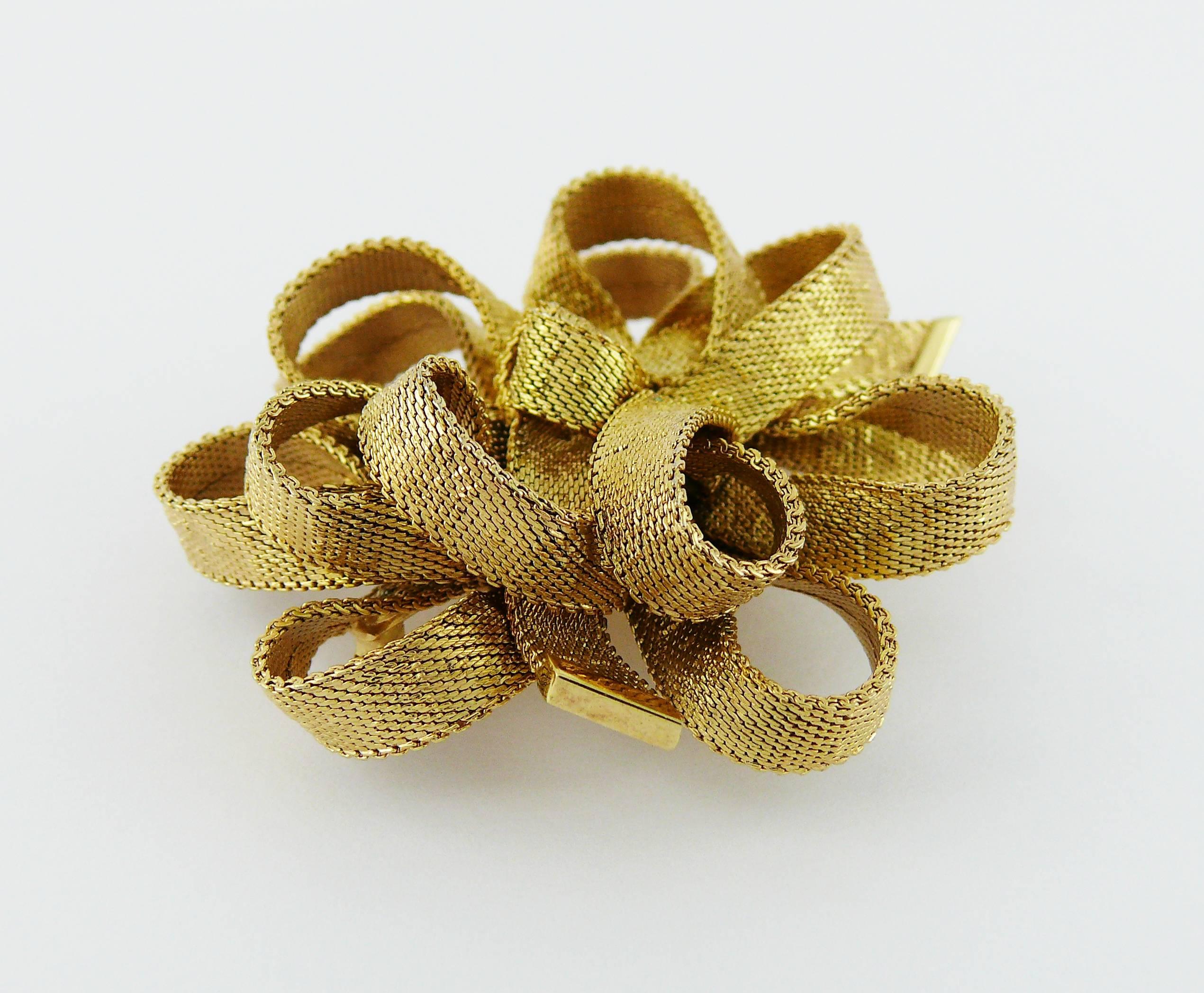 CHRISTIAN DIOR vintage gorgeous gold toned 3-dimensional ribbon bow brooch, dated 1964.

This brooch features a braided flexible chain that perfectly mimics a ribbon.

Marked 19 CHR. DIOR 64 Germany.

Indicative measurements : width approx 5.5 cm