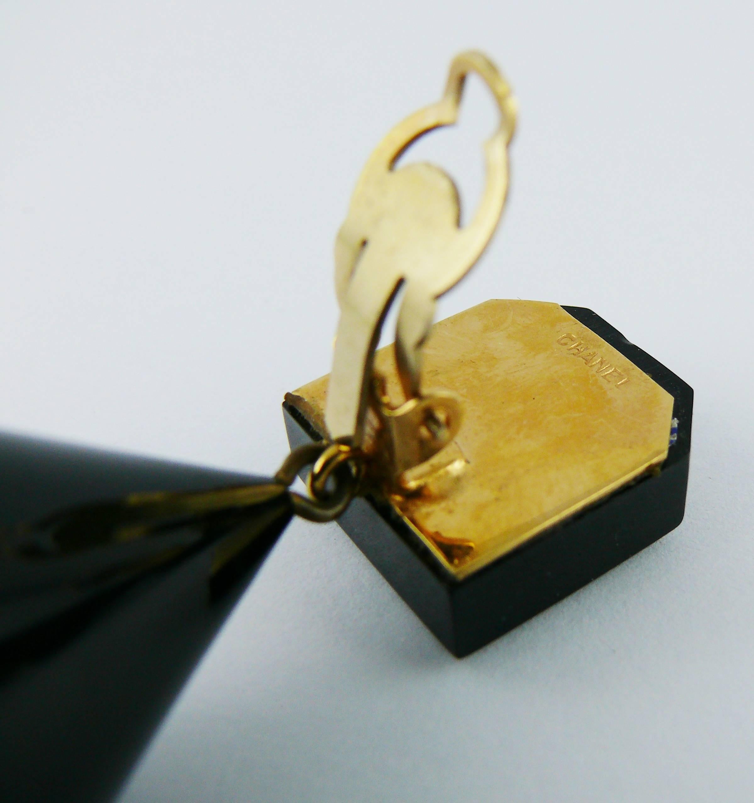 Chanel Vintage Rare Zylindrische Schwarz Lucite und Logo Dangling Ohrringe 2