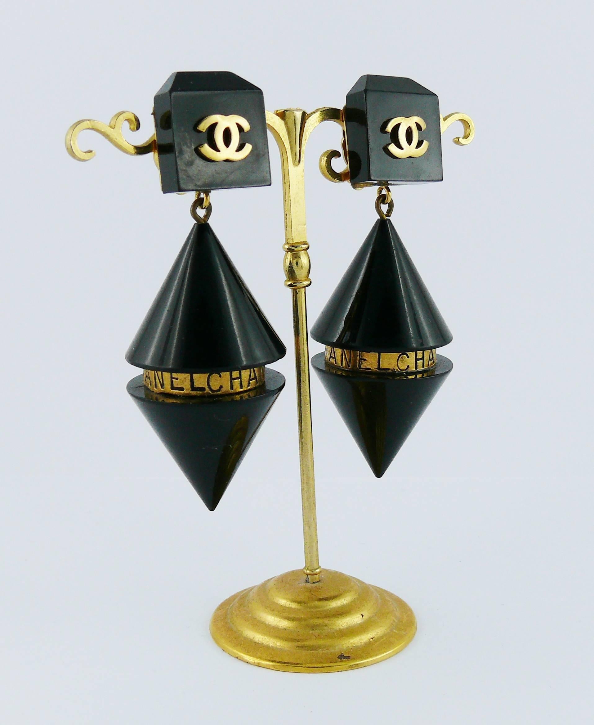 CHANEL vintage rare cylindrical dangling earrings (clip-on) featuring a gold tone band marked CHANEL an CC logo.

Embossed CHANEL.

Indicative measurements : length approx. 7.5 cm (2.95 inches) / max. width approx. 2.3 cm (0.91 inch).

JEWELRY
