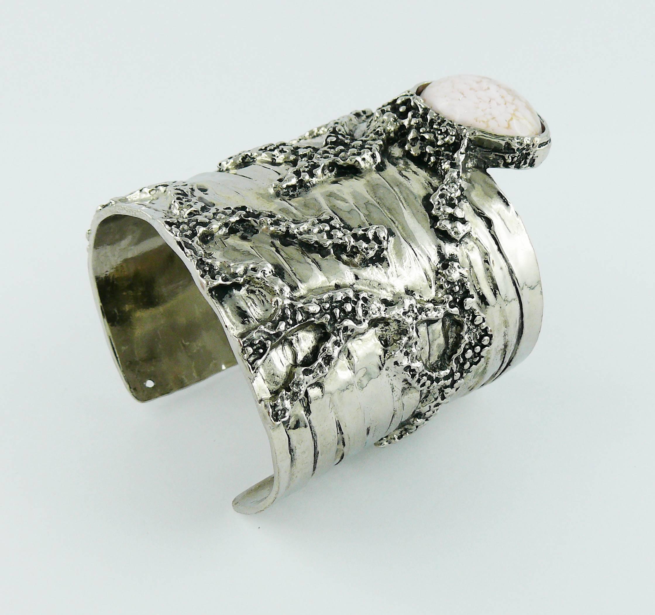 YVES SAINT LAURENT silver tone ARTY cuff bracelet featuring a brutalist abstract design embellished with a powder pink and gold glass cabochon.

Embossed YVES SAINT LAURENT.

Indicated size : M.
 
Indicative measurements : inner width approx.