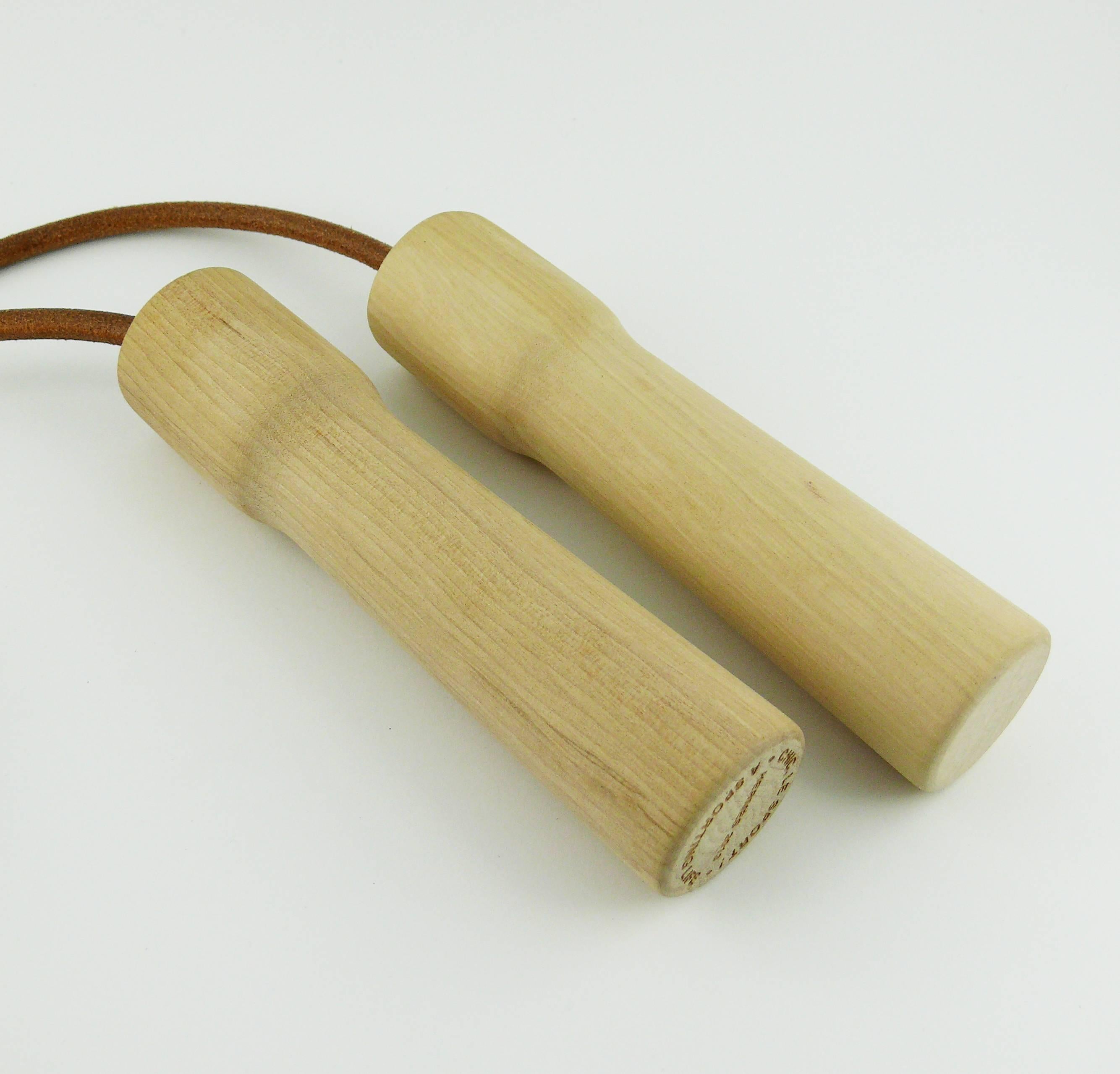 HERMES Paris uber rare wood handle and leather jumping rope.

Limited Edition.

Marked HERMES 2013 Made in France.
Embossed Chic, le sport ! A sporting life.

Comes with a dust bag (stained).

NOTES
- This is a preloved vintage item, therefore it