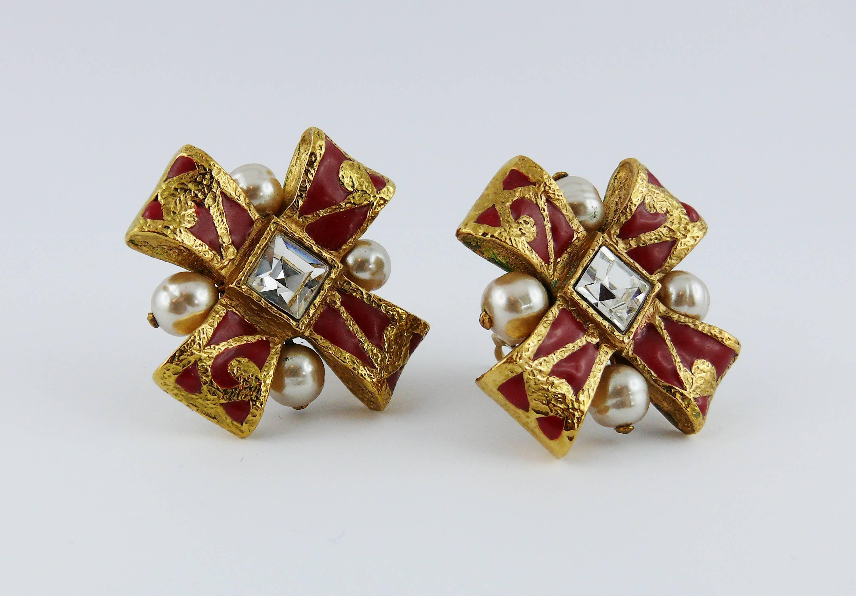 CHRISTIAN LACROIX vintage clip-on earrings featuring a gold toned and enameled bow with faux pearl embellishement.

Marked CHRISTIAN LACROIX CL Made in France.

Indicative measurements : length approx. 3.9 cm (1.54 inches) / width approx. 3.9 cm