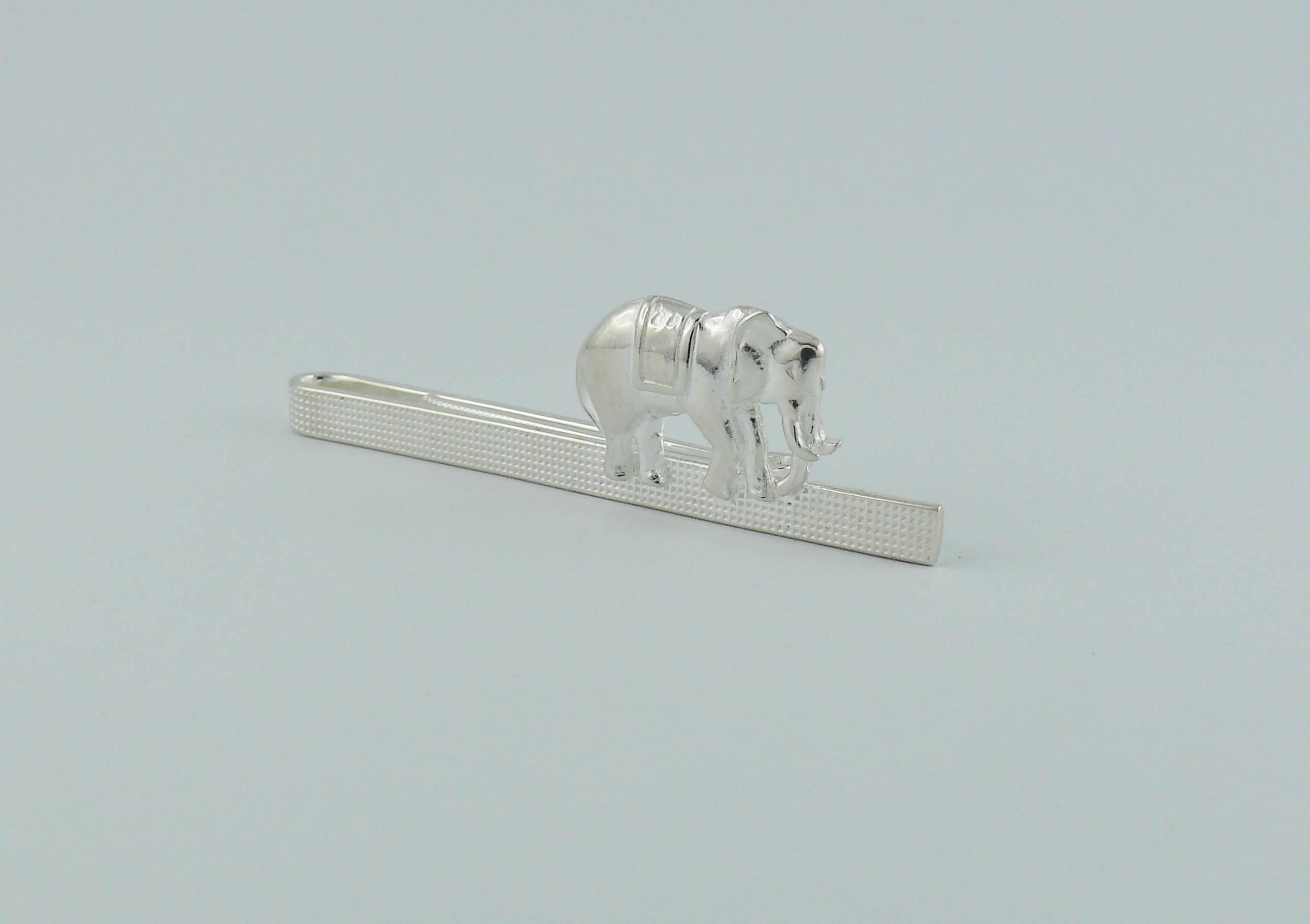 HERMES sterling silver elephant tie clip.

Embossed HERMES.
Fully hallmarked with French sterling silver "Minerve" and maker's hallmark.

Indicative measurements : length approx 6.2 cm (2.44 inches) / max. width approx. 1.6 cm (0.63