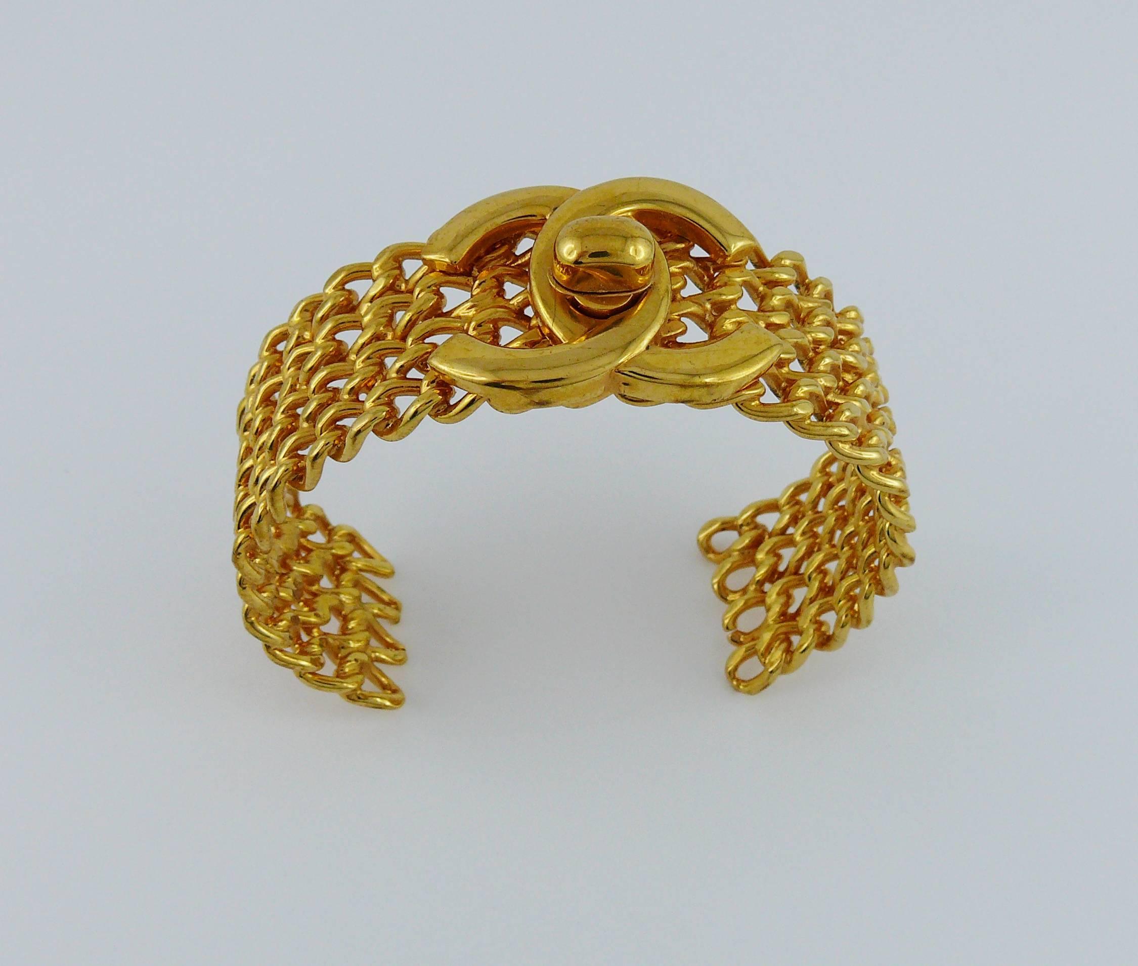 Bracciale Chanel Vintage 1997 CC Turnlock e catene in tonalità oro in vendita 1