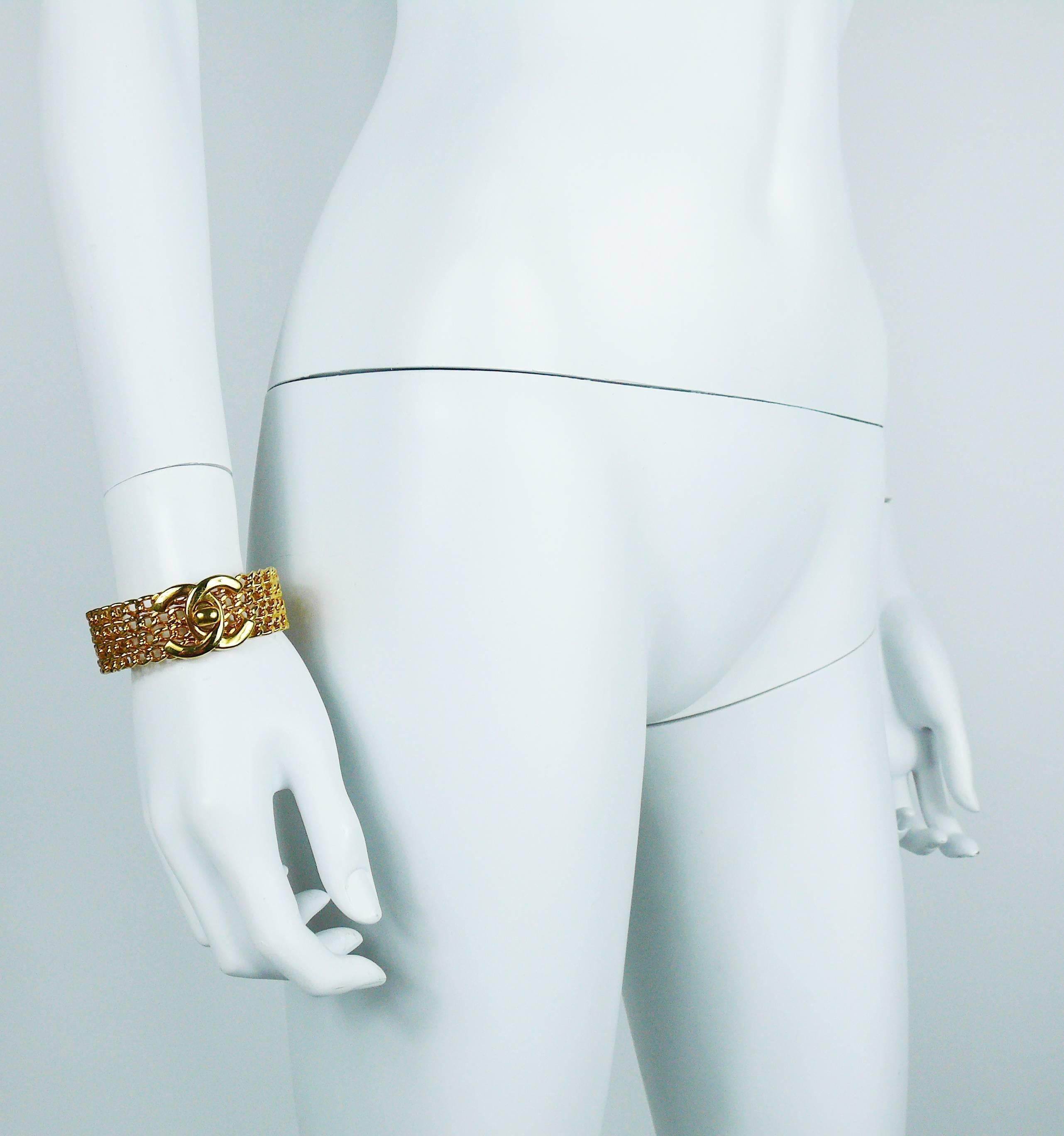 Bracciale Chanel Vintage 1997 CC Turnlock e catene in tonalità oro In condizioni ottime in vendita a Nice, FR