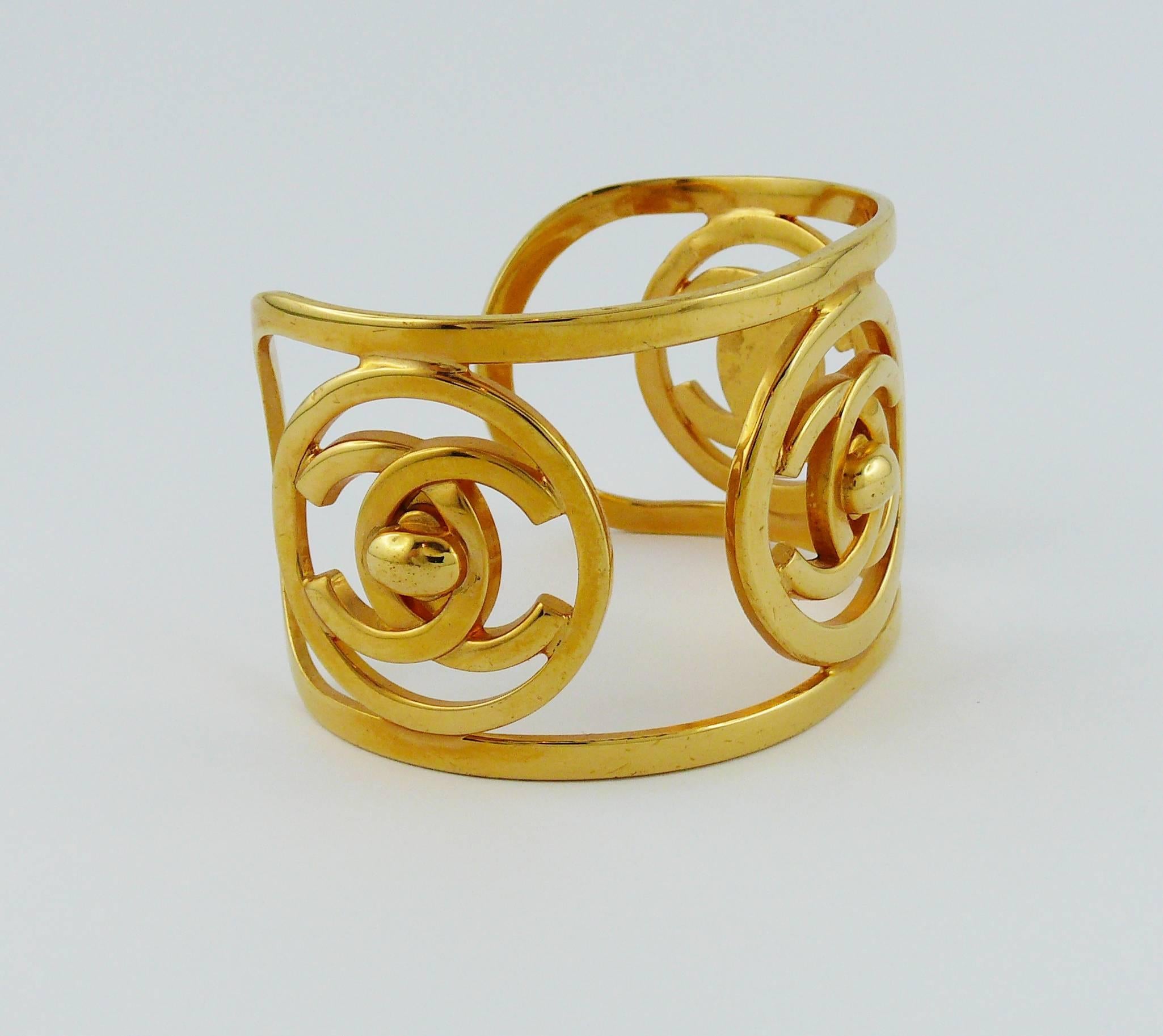 Chanel Vintage 1997 Rare CC Turnlock Gold Toned Cuff Bracelet In Excellent Condition In Nice, FR