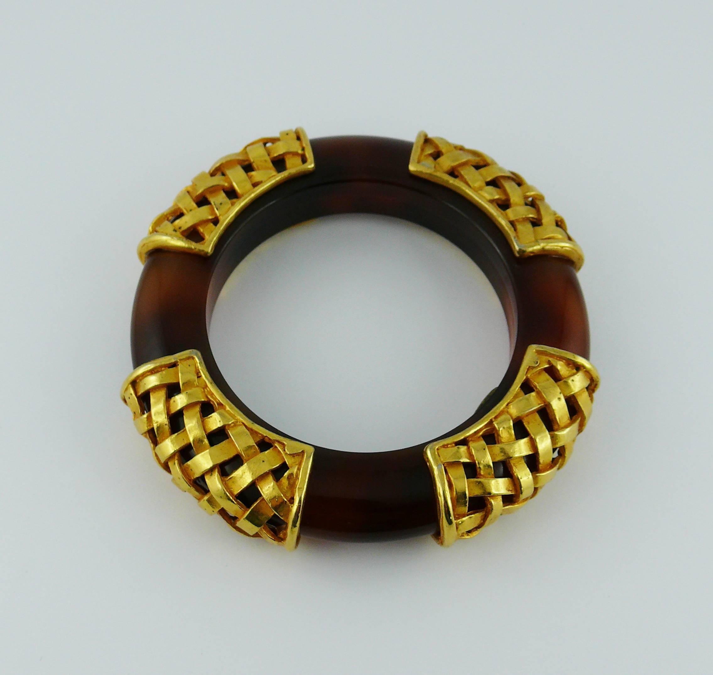 DOMINIQUE AURIENTIS vintage massive resin bangle decorated with four braided gold-tone caps.

Marked DOMINIQUE AURIENTIS Paris.

Indicative measurements : inner circumference approx. 19.79 cm (7.79 inches) / width approx. 1.2 cm (0.47