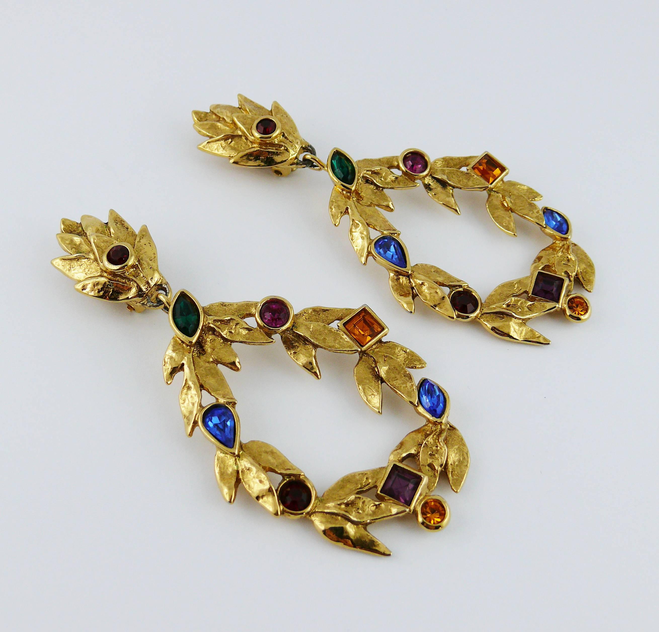 YVES SAINT LAURENT vintage dangling earrings (clip-on) and brooch set featuring gold toned laurel wreath with multicolored embellishement.

Marked YSL Made in France.

EARRINGS indicative measurements : length approx. 9 cm (3.54 inches) / max. width