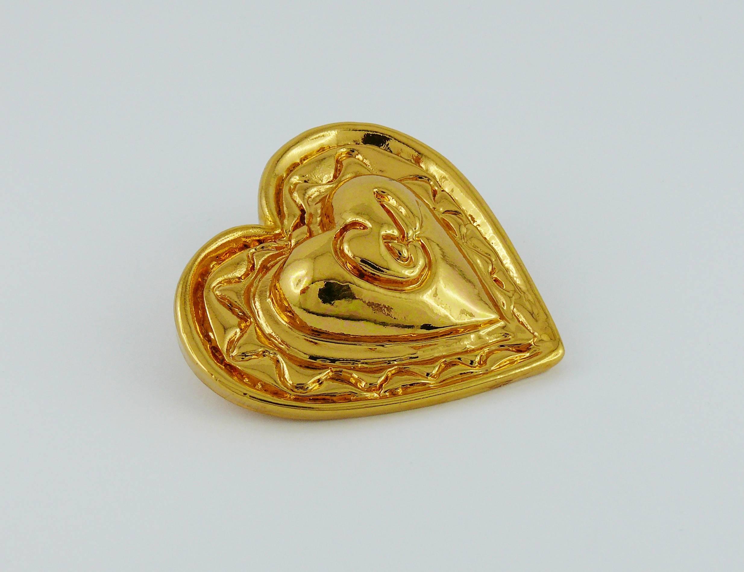 CHRISTIAN LACROIX vintage gold toned resin classic heart brooch.

Marked CHRISTIAN LACROIX CL Made in France.

Indicative measurements : length approx. 6 cm (2.36 inches) / width approx. 6.3 cm (2.48 inches).

JEWELRY CONDITION CHART
- New or never