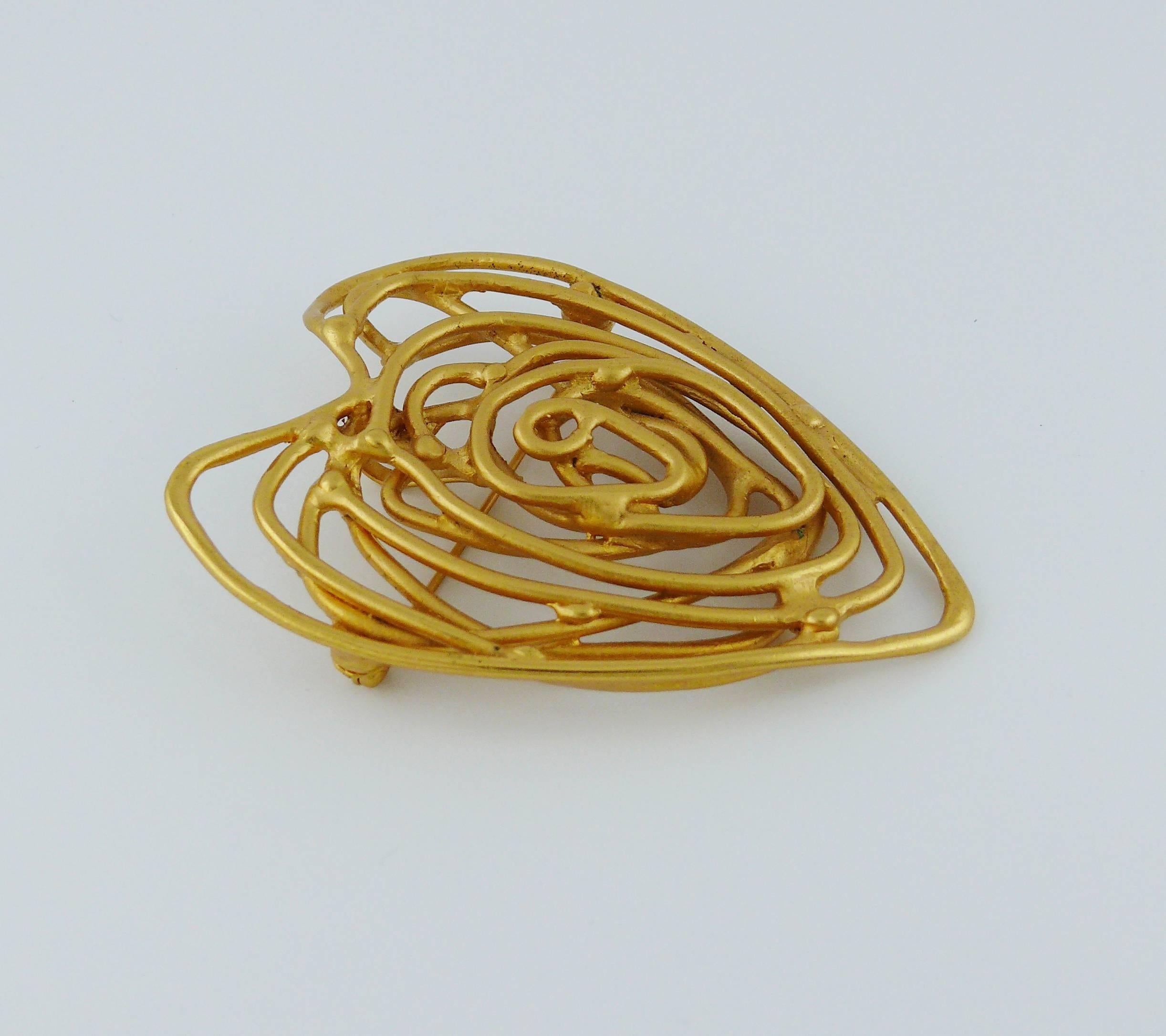 BALENCIAGA vintage matte gold tone wired heart brooch/pendant.

Marked BALENCIAGA Paris Made in France.
Numbered P7.

Indicative measurements : length approx. 7 cm (2.76 inches) / width approx. 5.2 cm (2.05 inches).

Comes with original