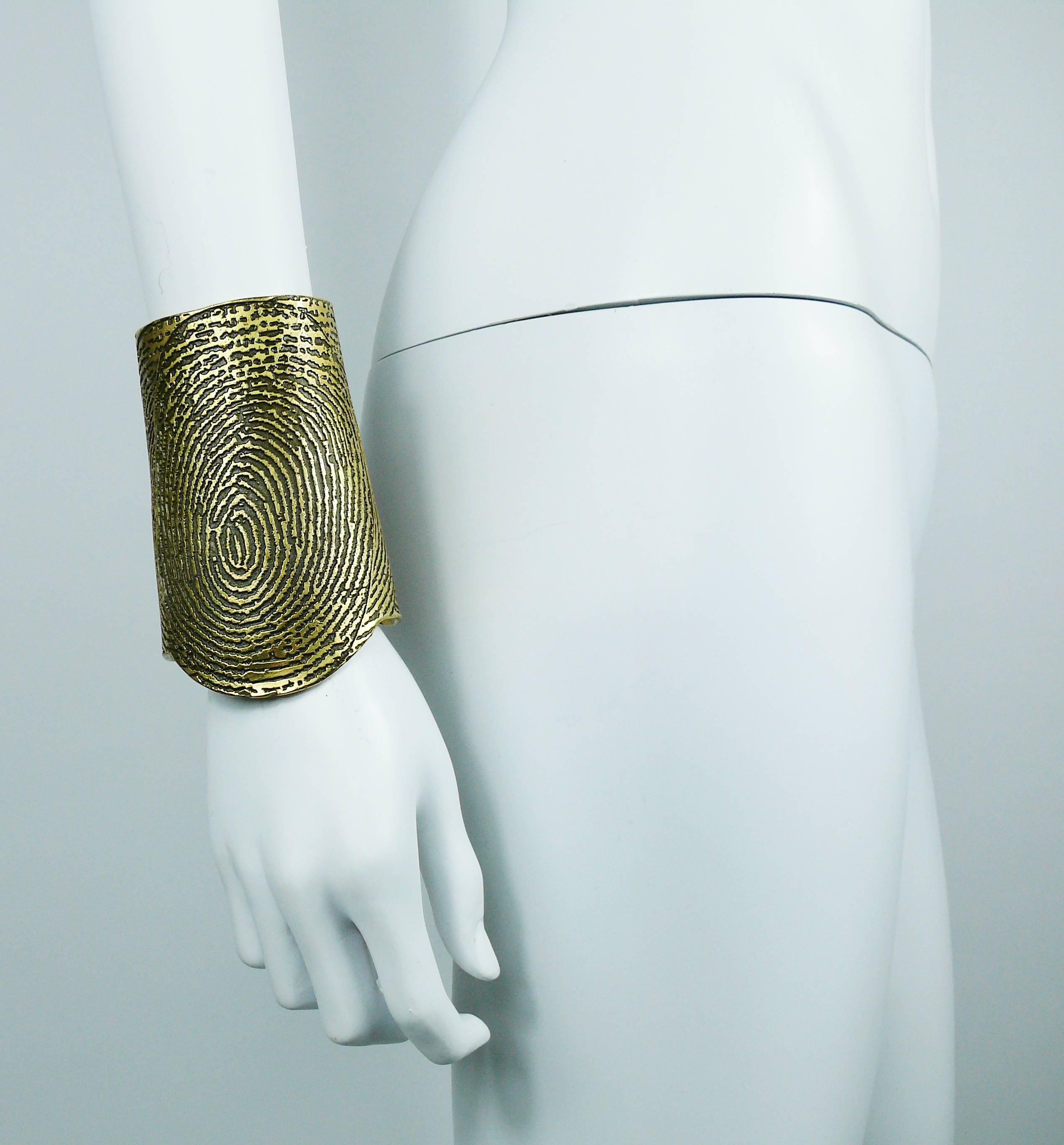 YVES SAINT LAURENT massive runway gold toned with antique patina wide cuff bracelet featuring a fingerprint design in bold relief.

2011 Spring/Summer collection by STEFANO PILATI.

Embossed YVES SAINT LAURENT.

Indicative measurements : max. length