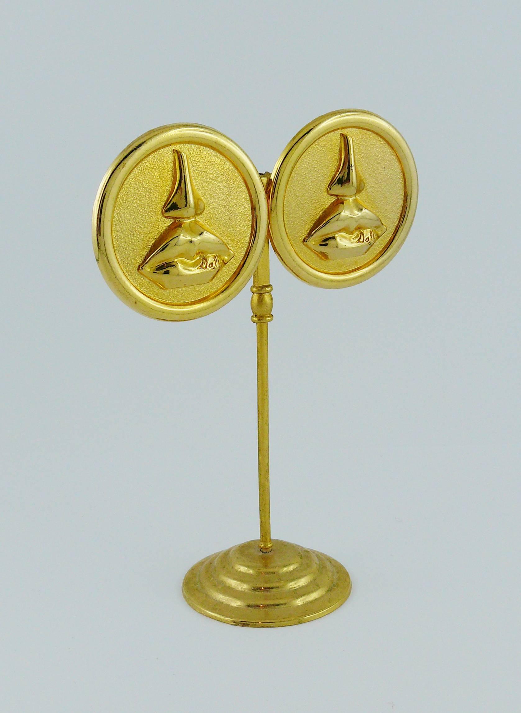 SALVADOR DALI Parfums vintage 1980's massive gold toned disc earrings (clip-on) featuring the iconic mouth and nose after Aphrodite of Cnidus.

Marked "Promotion Parfums SALVADOR DALI".

Indicative measurements : diameter approx. 4 cm