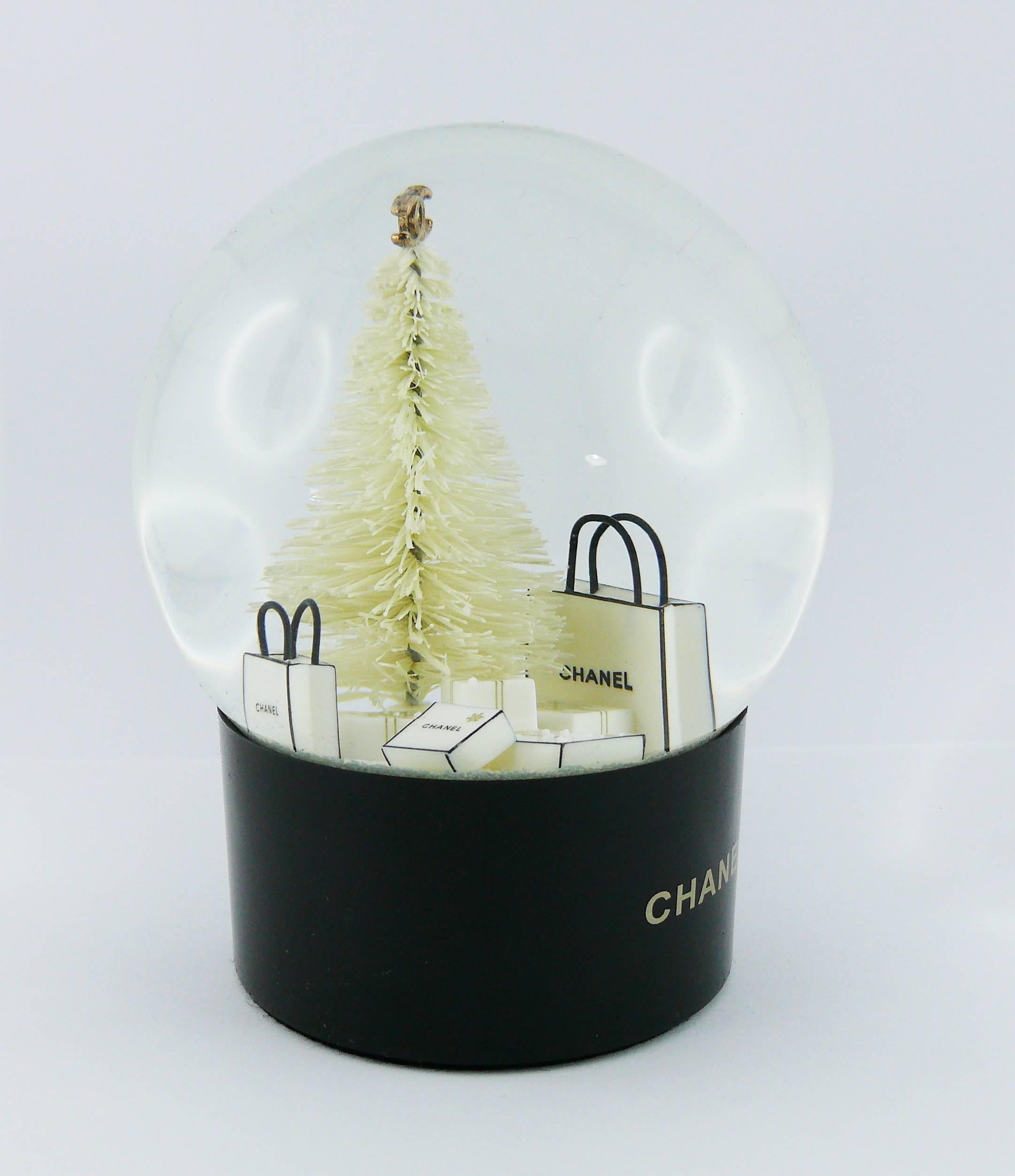 CHANEL VIP Christmas gift snow dome.

Unused condition with minor flaws (still with plastic protection at the base, just removed for photos) and original packaging (used).

Indicative measurements : height approx. 13 cm (5.12 inches) / base diameter