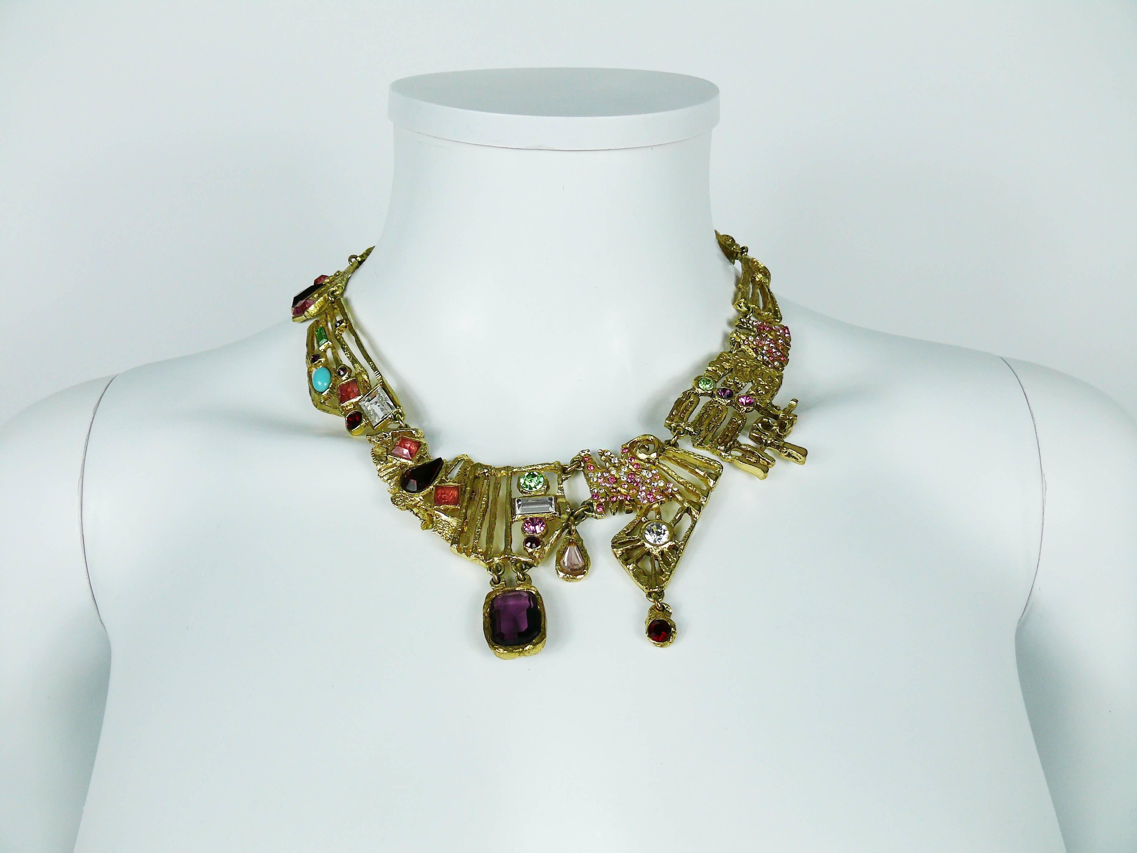 CHRISTIAN LACROIX vintage bejeweled gold toned brutalist necklace featuring multicolored glass cabochon and crystal embellishement.

Hook clasp.
Extension chain.

Marked CHRISTIAN LACROIX CL Made in France.

Indicative measurements : total