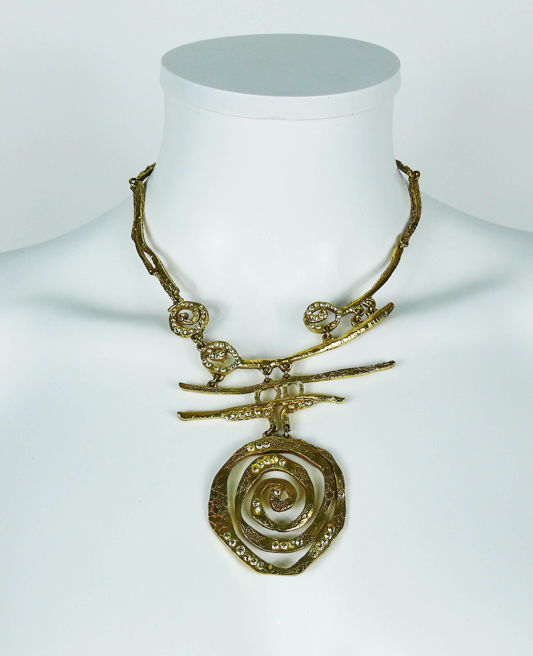 CHRISTIAN LACROIX vintage abstract gold toned necklace featuring a spiral pendant with crystal embellishement.

Marked CHRISTIAN LACROIX CL Made in France.

Indicative measurements : max. length approx. 40 cm (15.75 inches) / adjustable length