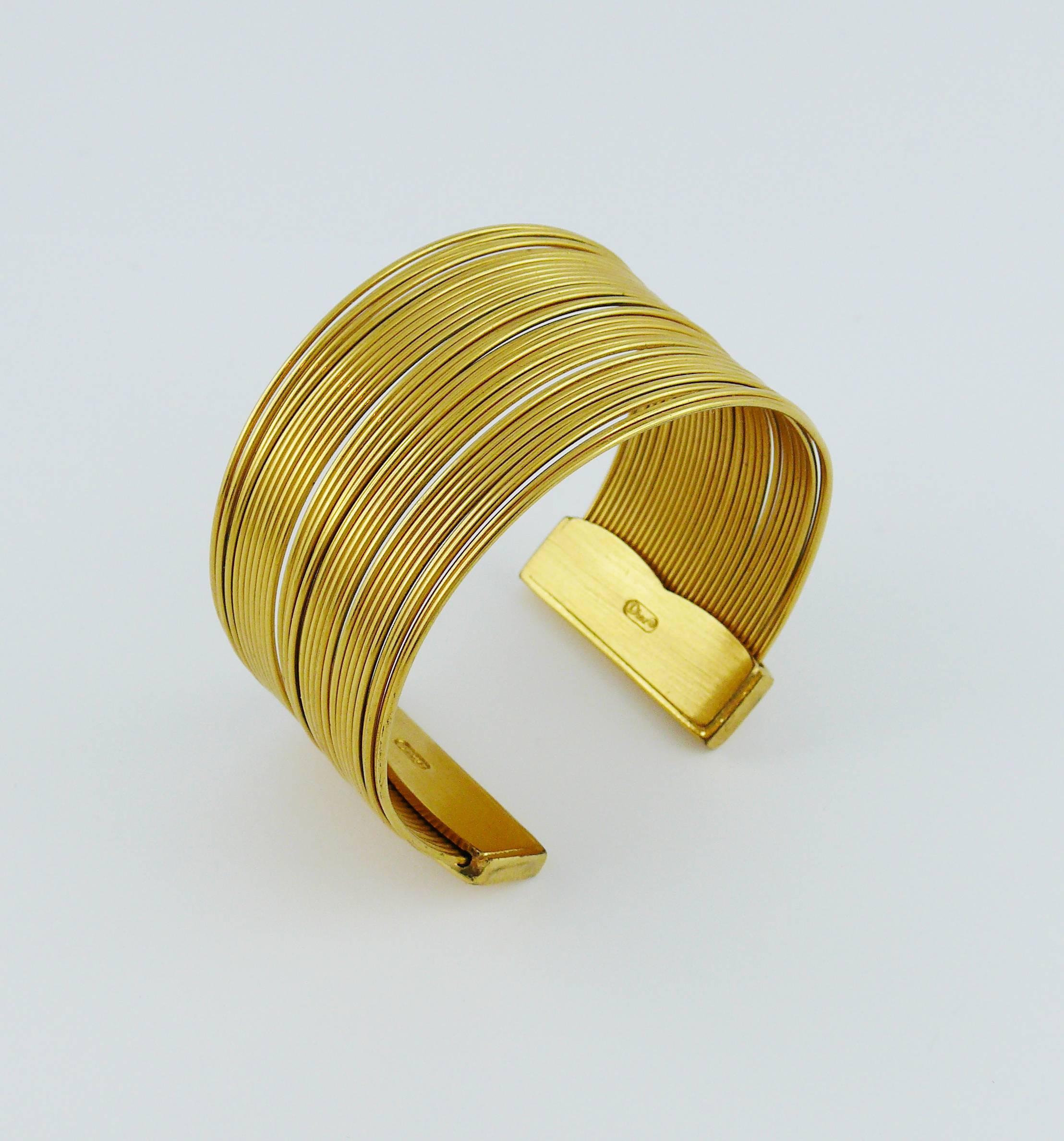 CHRISTIAN DIOR vintage "J'ADORE" gold toned wire cuff bracelet.

Created by parurier HERVE VAN DER STRAETEN.

Embossed J'ADORE on hilts and DIOR on the inside.

Indicative measurements : inner circumference approx. 18.85 cm (7.42 inches) /