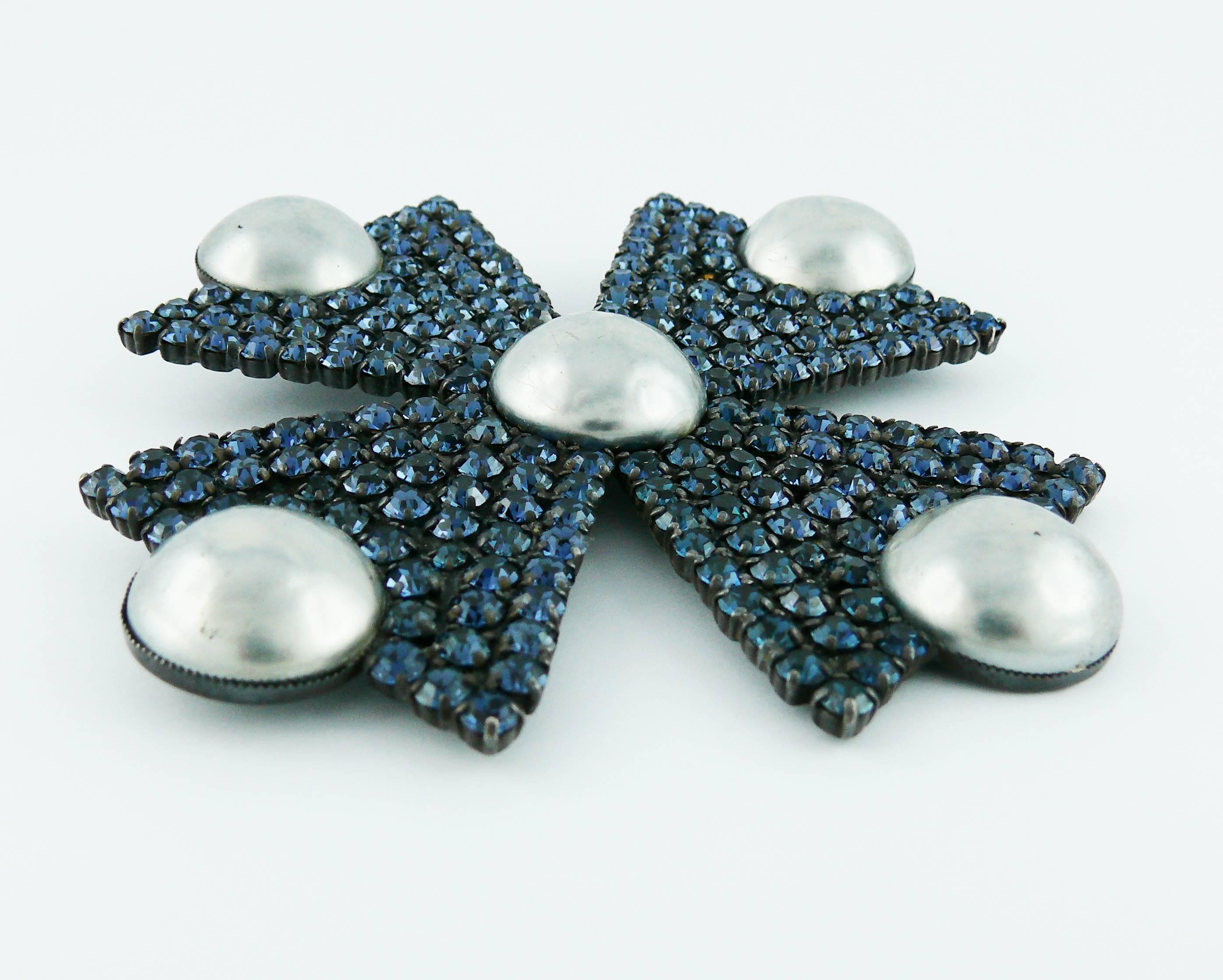 YVES SAINT LAURENT vintage rare massive Maltese cross brooch/pendant embellished with sapphire blue crystals and 5 grey faux pearls in a gun patina metal setting.

Can be worn as a brooch or pendant.

Embossed YSL.

Indicative measurements : max.