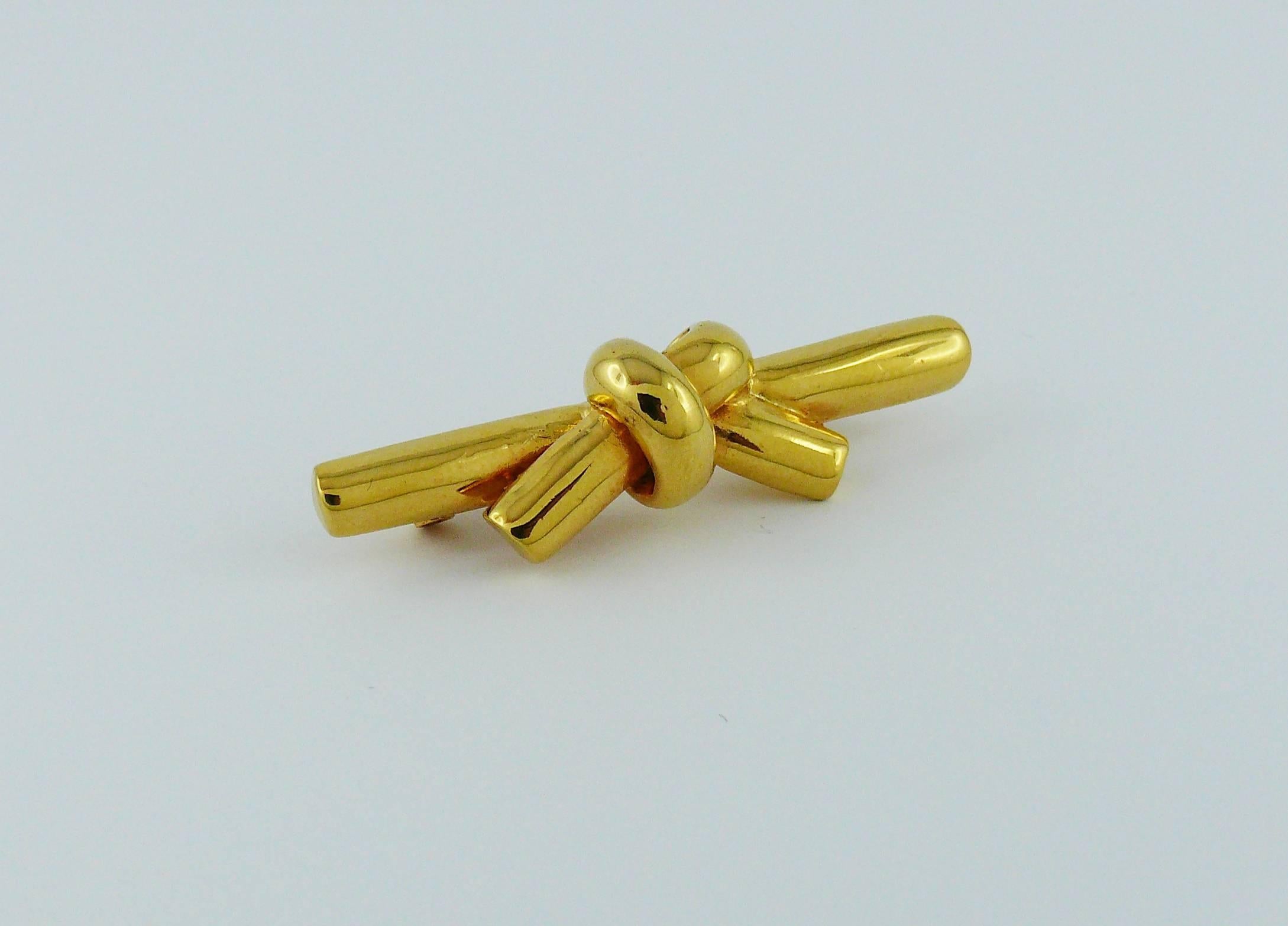 LANVIN Paris vintage gold toned knot bar brooch.

Embossed LANVIN Paris.

Indicative measurements : length approx. 5 cm (1.97 inches) /  max. width approx 1 cm (0.39 inch).

JEWELRY CONDITION CHART
- New or never worn : item is in pristine condition