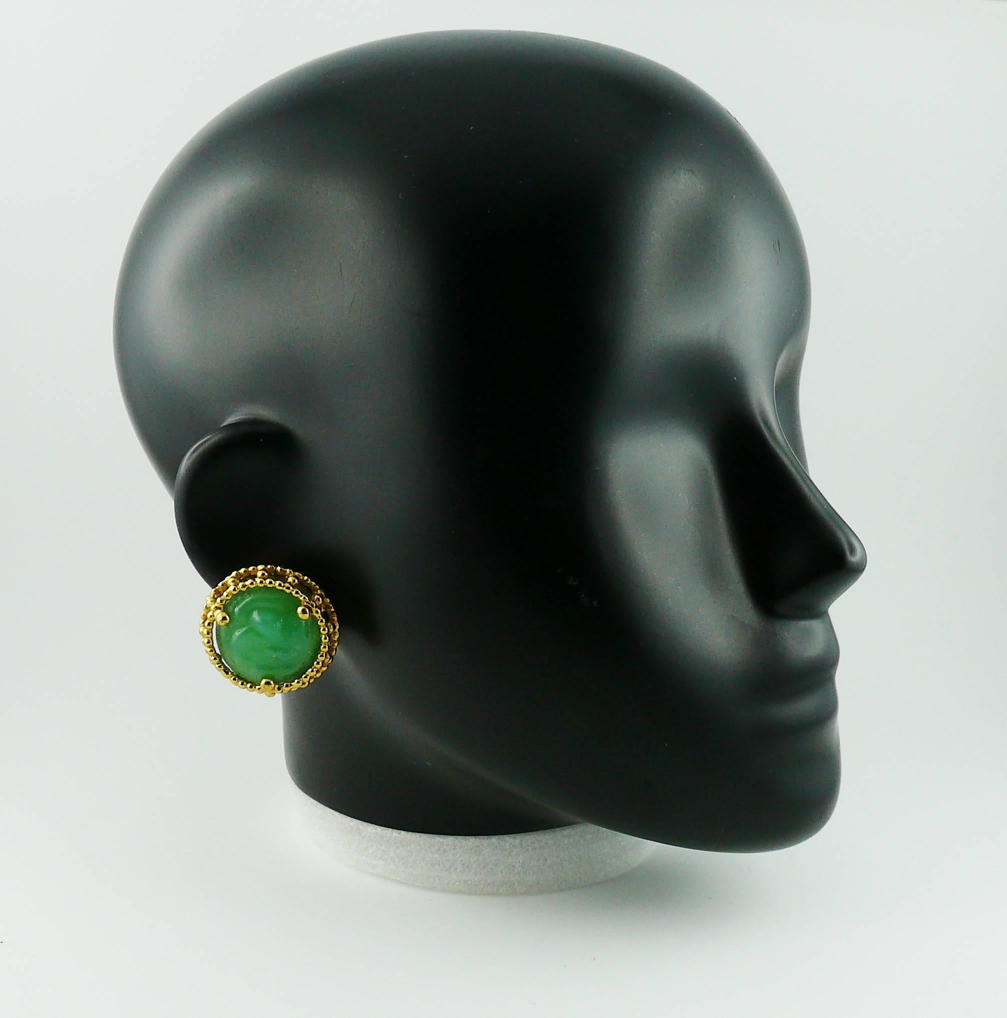 YVES SAINT LAURENT vintage clip-on earrings featuring faux jade resin cabochon in a gold toned setting.

Embossed YSL Made in France.

Indicative measurements : diameter approx. 3.1 cm (1.22 inches).

JEWELRY CONDITION CHART
- New or never worn :