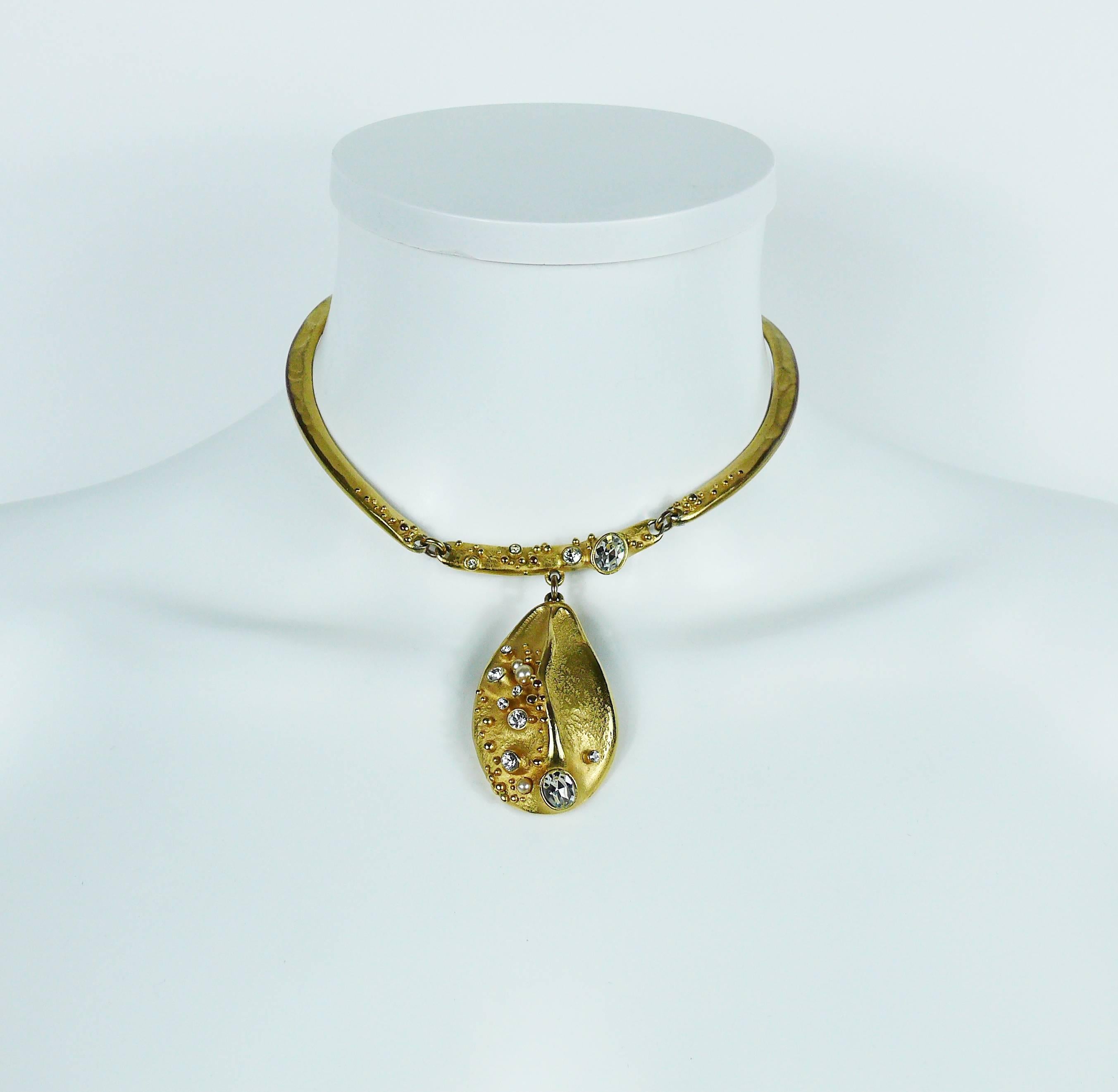 CHRISTIAN LACROIX vintage gold toned collar necklace featuring an abstract pendant with clear crystal and faux pearl embellishement.

Marked CHRISTIAN LACROIX CL Made in France.

T-bar closure.

Indicative measurements : inner circumference approx.
