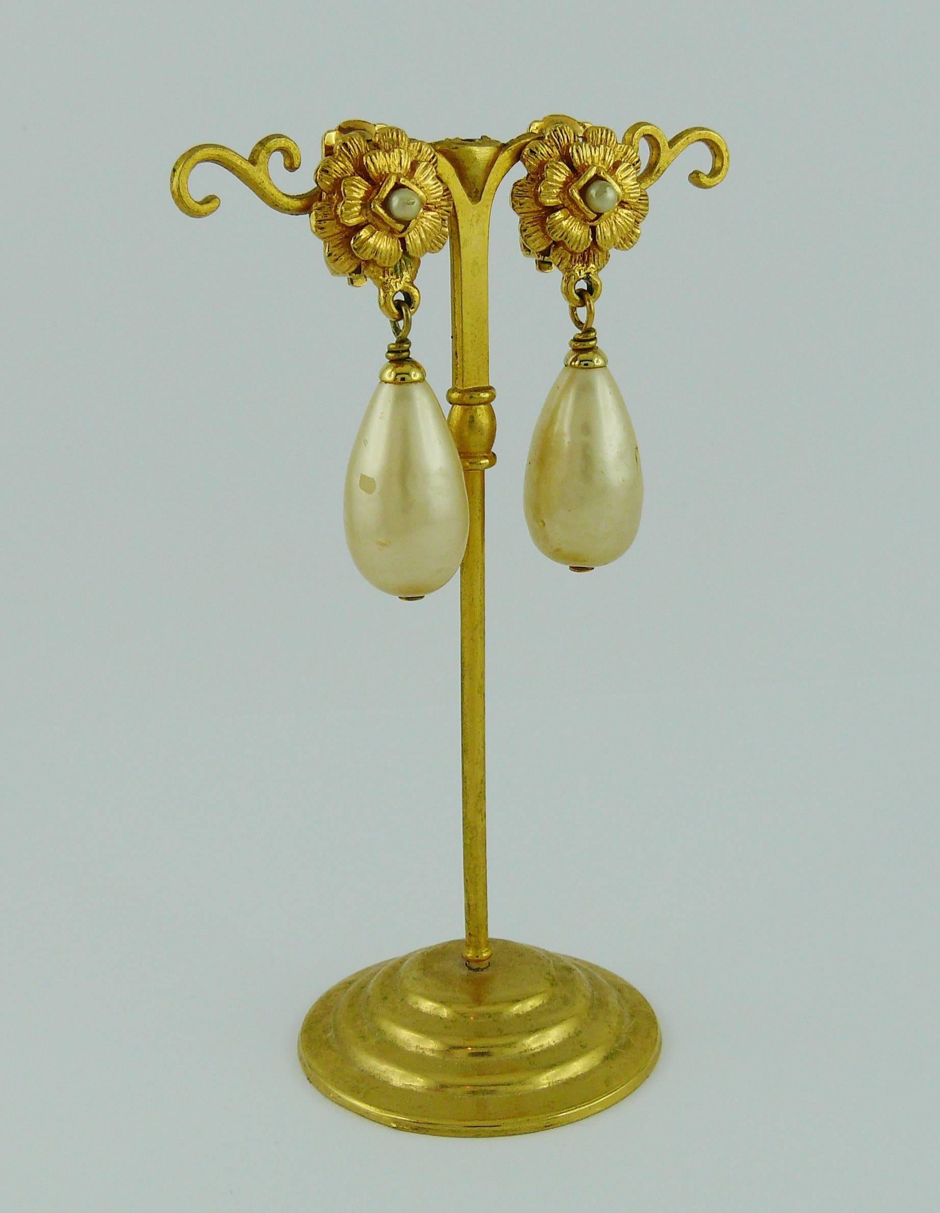 CHANEL vintage classic clip-on earrings featuring a gold toned camellia flower with a large GRIPOIX glass faux pearl drop.

VICTOIRE DE CASTELLANE era.

Marked CHANEL 2 9 Made in France.

Indicative measurements : length approx. 4.2 cm (1.65 inches)