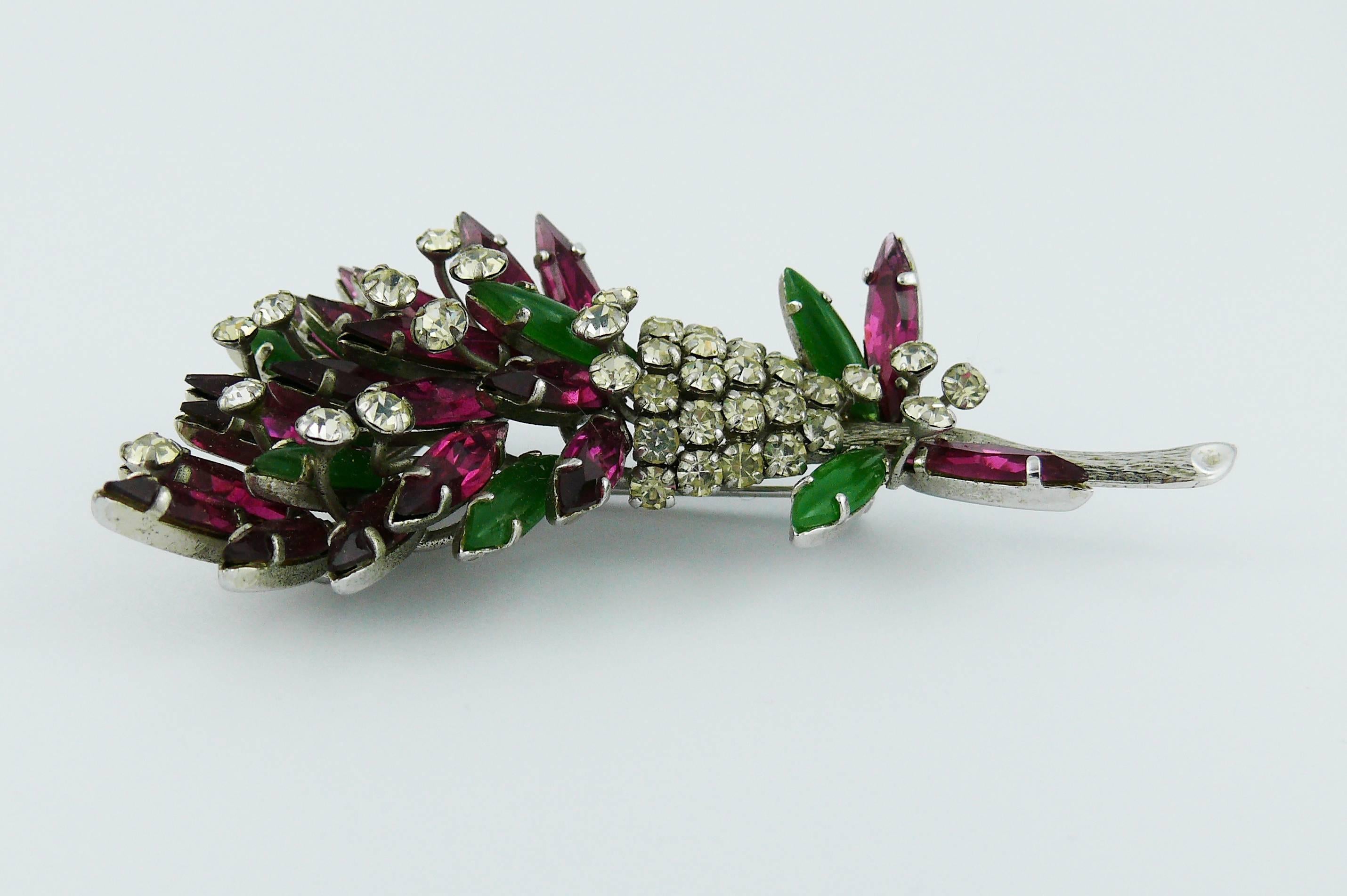 CHRISTIAN DIOR vintage floral brooch featuring multicolored crystals in a silver toned setting.

Marked 19 CHR. DIOR 68 Germany.

Indicative measurements : length approx. 7.2 cm (2.83 inches) / max. width approx. 3.4 cm (1.34 inches).

JEWELRY
