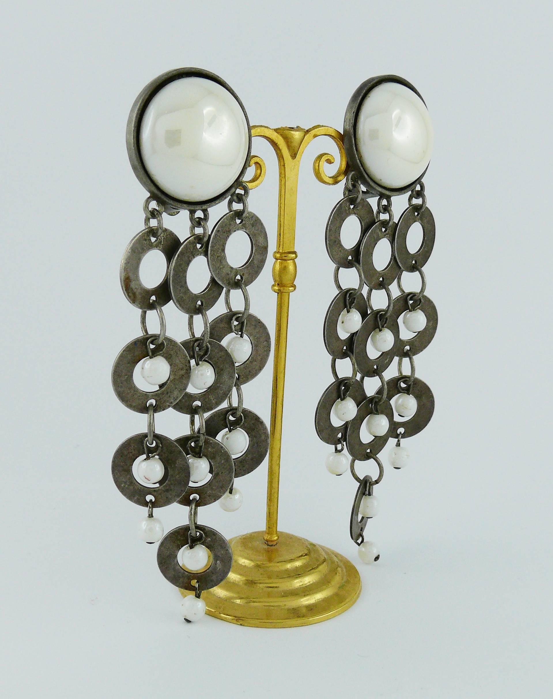 PACO RABANNE vintage dangling earrings (clip-on) featuring metal circles embellished with white glass beads and cabochons.

Marked PACO RABANNE Paris.

Indicative measurements : length approx. 10.5 cm (4.13 inches).

JEWELRY CONDITION CHART
- New or