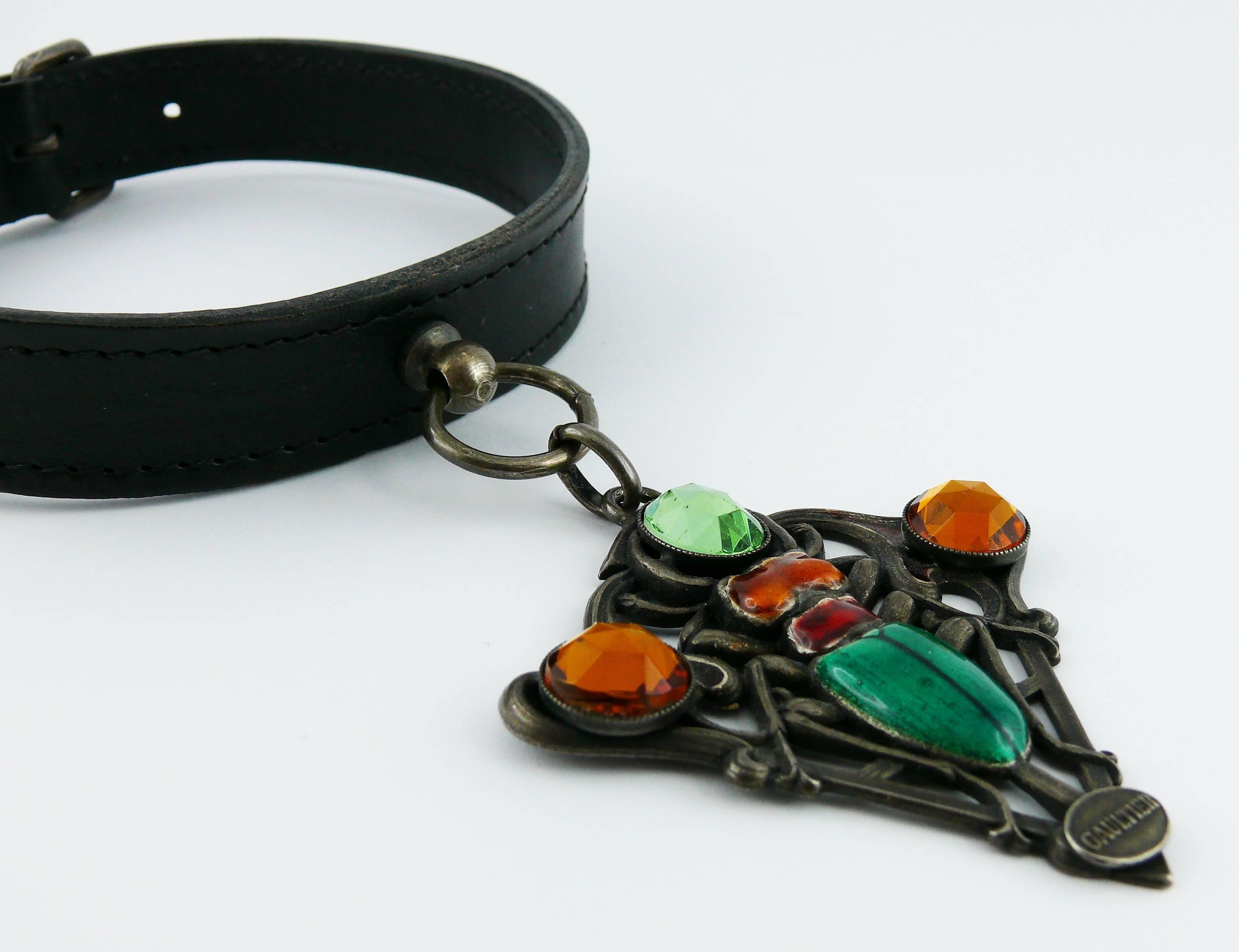 JEAN PAUL GAULTIER vintage 1990s black leather dog collar necklace featuring a large enameled scarab pendant with multicolored crystal embellishement.

Marked GAULTIER.

Indicative measurements : max. circumference approx. 35.19 cm (13.85 inches) /