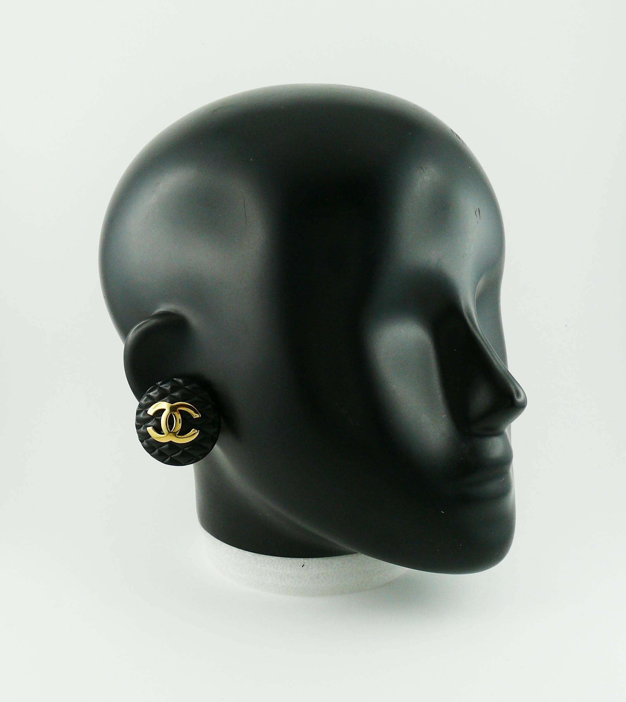 CHANEL vintage large quilted black resin clip-on earrings featuring a gold toned CC monogram.

Embossed CHANEL.

Indicative measurements : diameter approx. 3.4 cm (1.34 inches).

JEWELRY CONDITION CHART
- New or never worn : item is in pristine