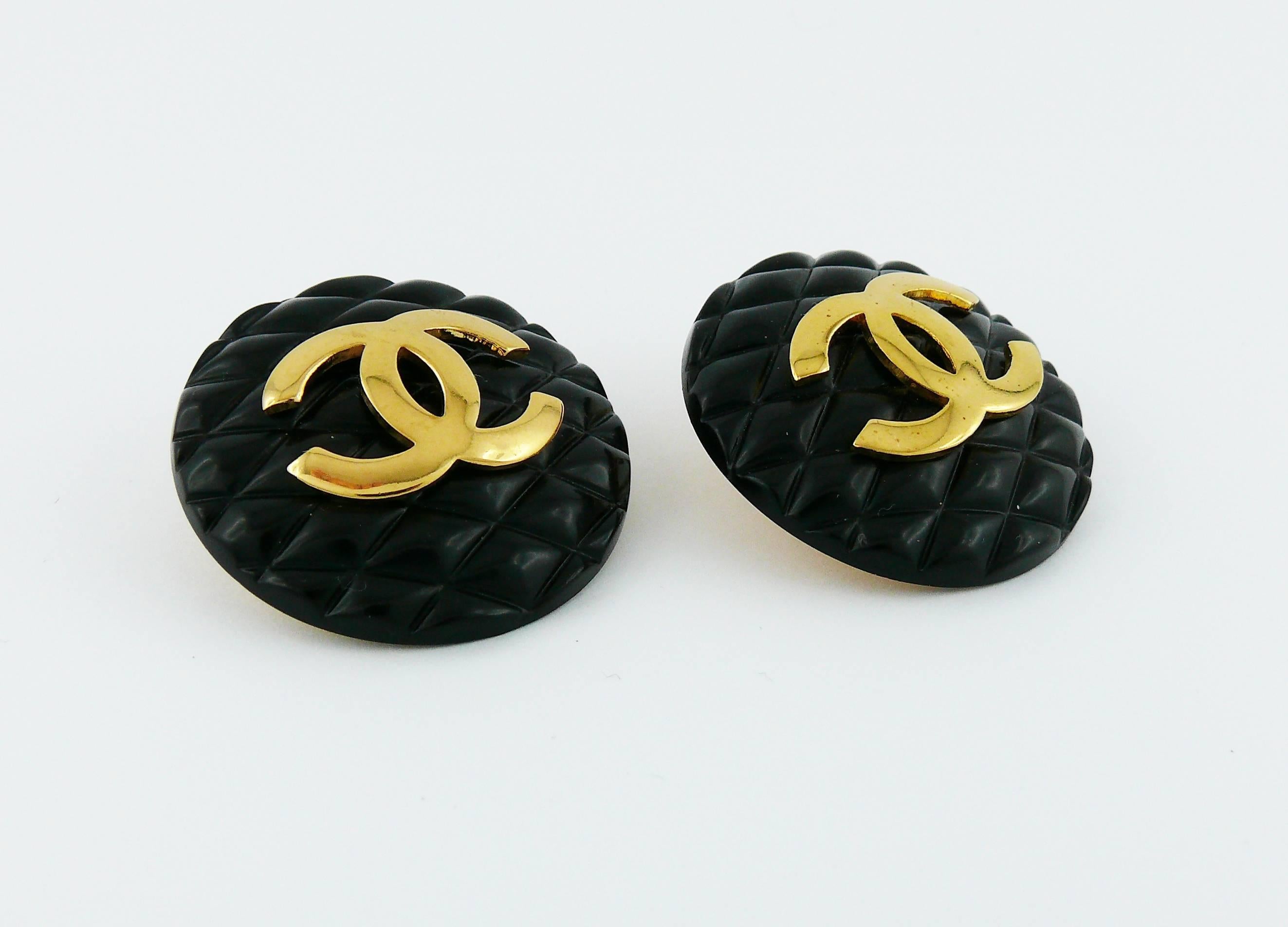 Chanel Vintage Large Black Quilted Logo Clip-On Earrings In Excellent Condition In Nice, FR