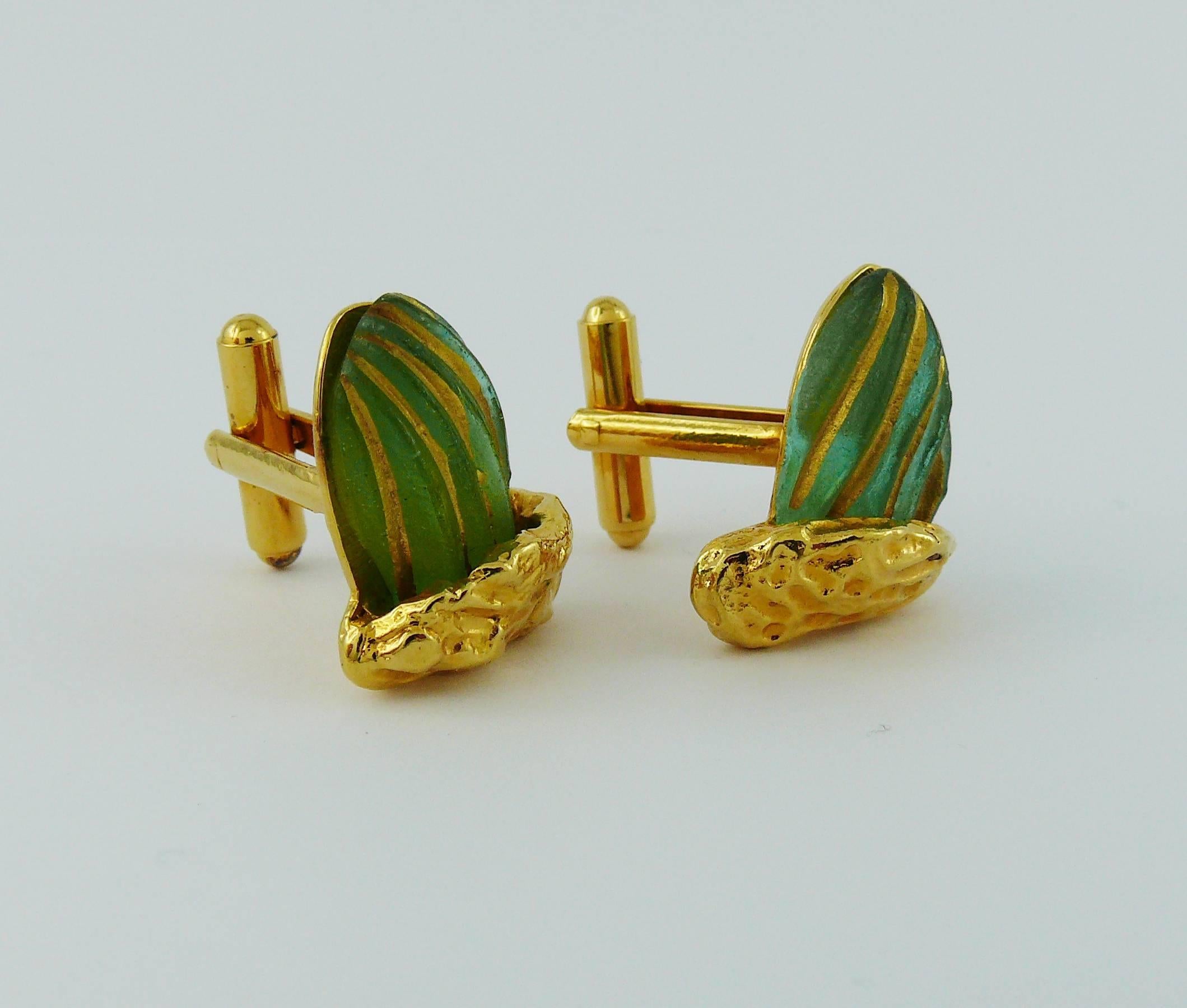 HILTON MAC CONNICO for DAUM vintage pair of cufflinks featuring pate de verre cactus in a gold tone setting.

Embossed HMC DAUM FRANCE.

Indicative measurements : max. length approx. 1.9 cm (0.75 inch) / max. height approx. 2 cm (0.79 inch) / max.
