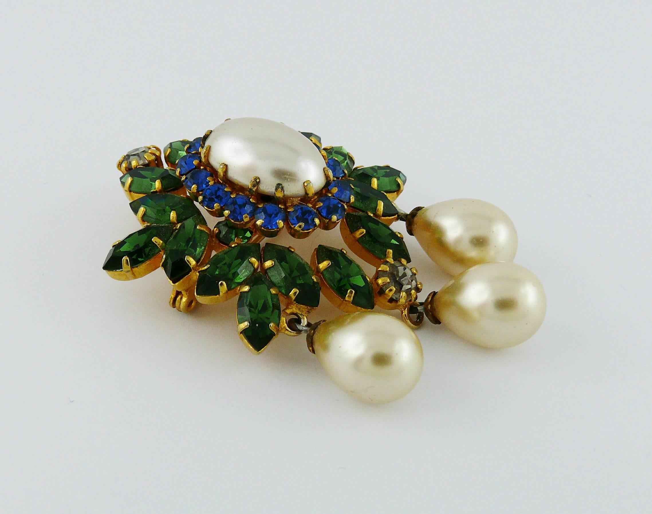 Vintage brooch featuring green and blue crystals with glass faux pearls.

Unmarked.

Indicative measurements : total height approx. 6 cm (2.36 inches) / width approx 3.4 cm (1.34 inches).

JEWELRY CONDITION CHART
- New or never worn : item is in