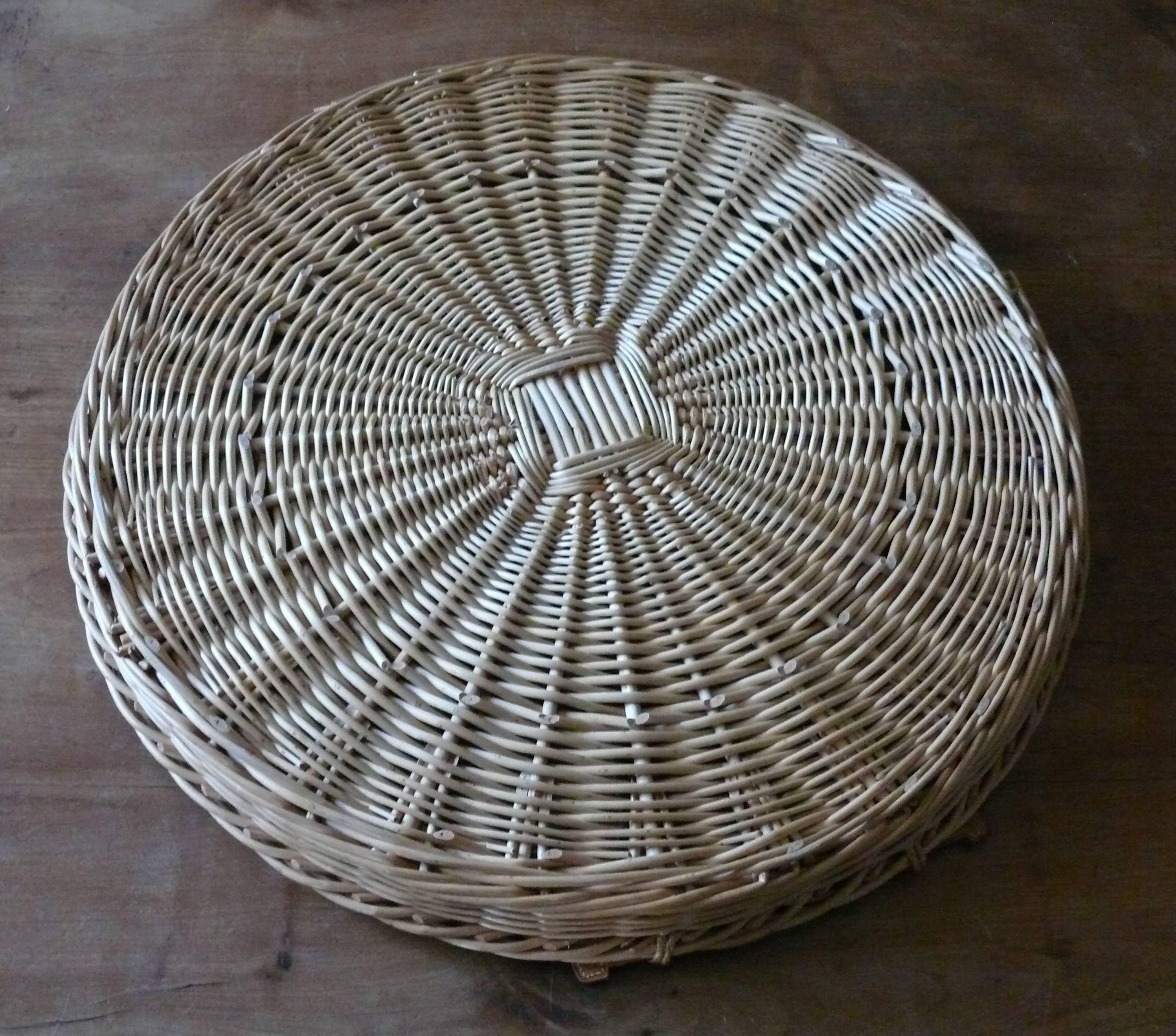 Hermes Vintage Rare Large Round Wicker Tray with Brown Leather Handles In Good Condition In Nice, FR