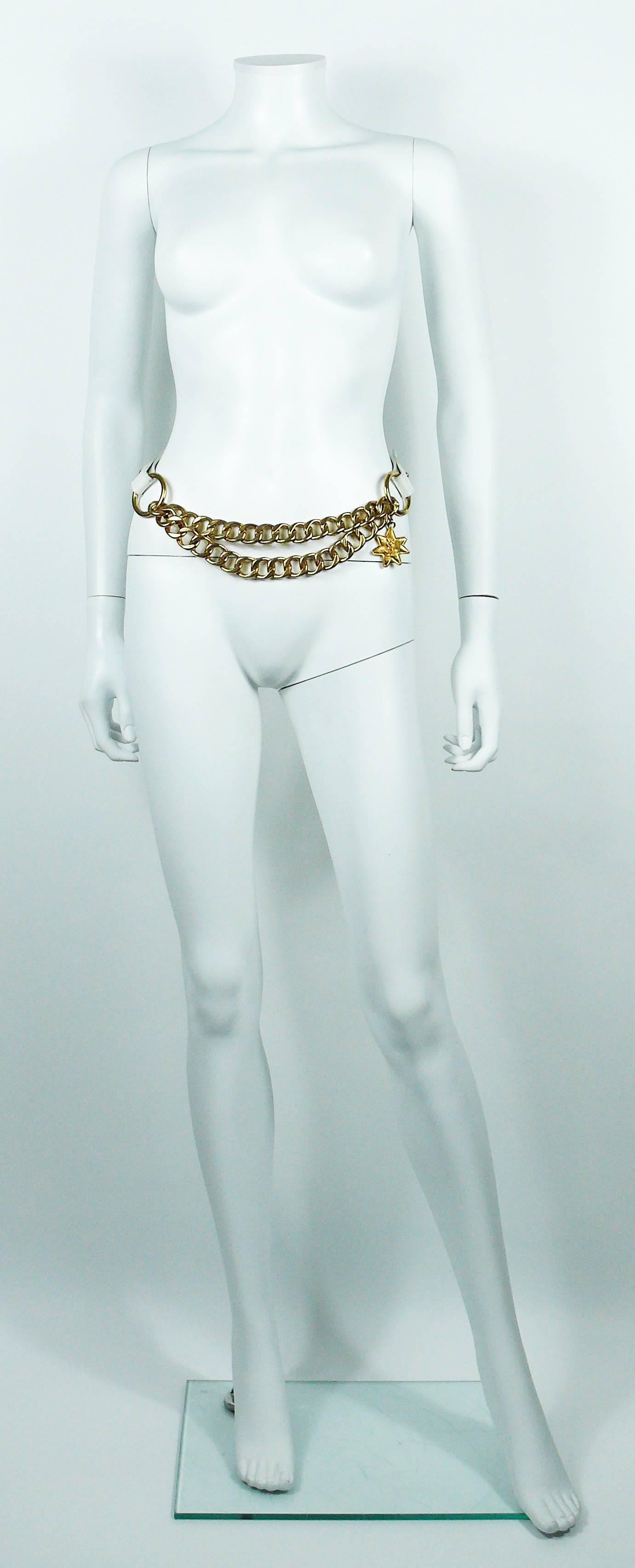 Vintage-Gürtel von YVES SAINT LAURENT mit goldfarbener Doppelkette, weißem Lederband und YSL-Sternanhänger.

Gekennzeichnet mit YVES SAINT LAURENT 0 859 80/32 Hergestellt in Frankreich.

Die Größe lautet 80/32.
Einstellbare Länge.

Ungefähre Maße: