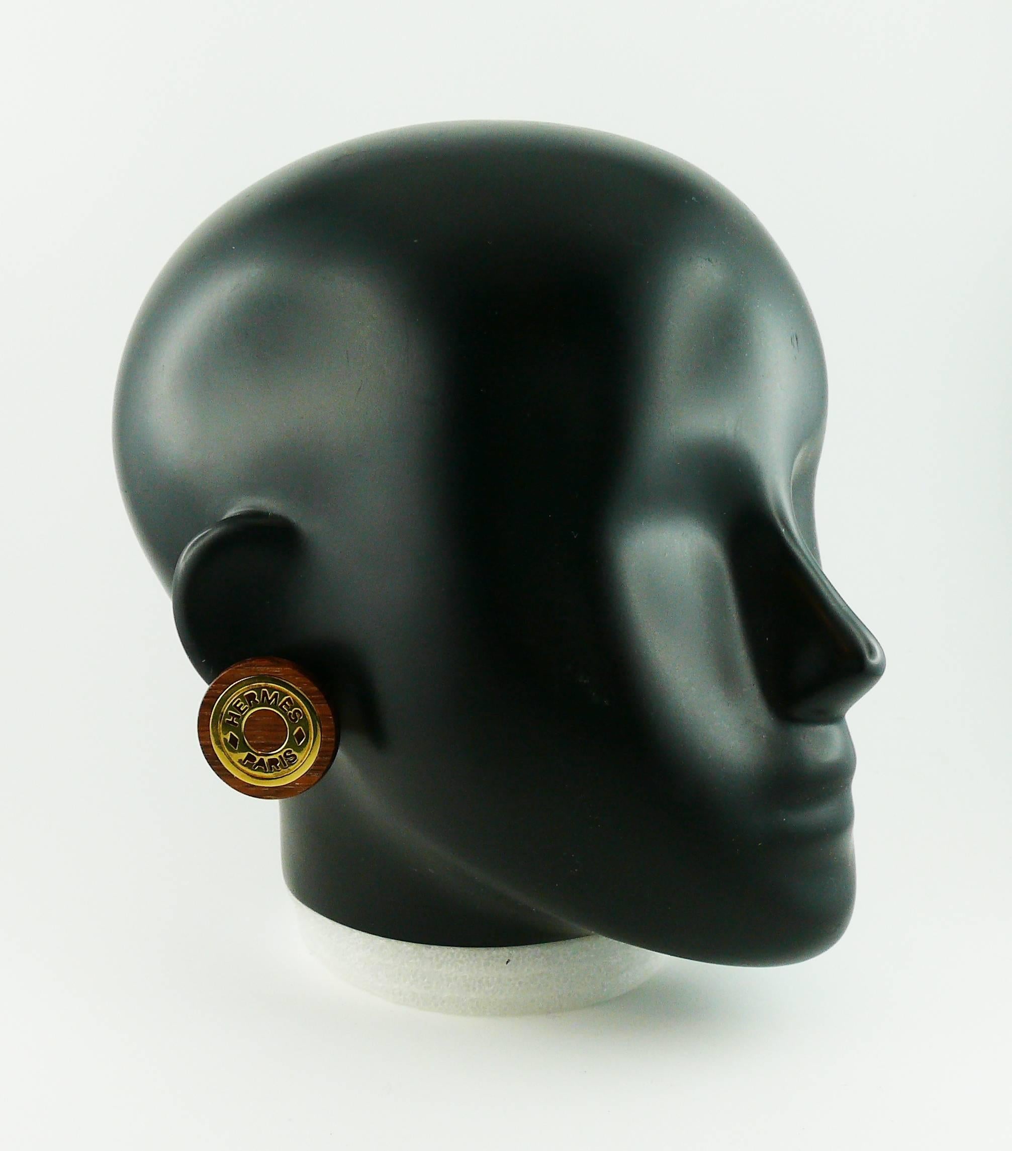 HERMES vintage exotic wood clip-on earrings featuring gold plated cut out "HERMES Paris" logo.

Marked HERMES Paris Bijouterie Fantaisie.

Indicative measurements : diameter approx. 3 cm (1.18 inches).

JEWELRY CONDITION CHART
- New or
