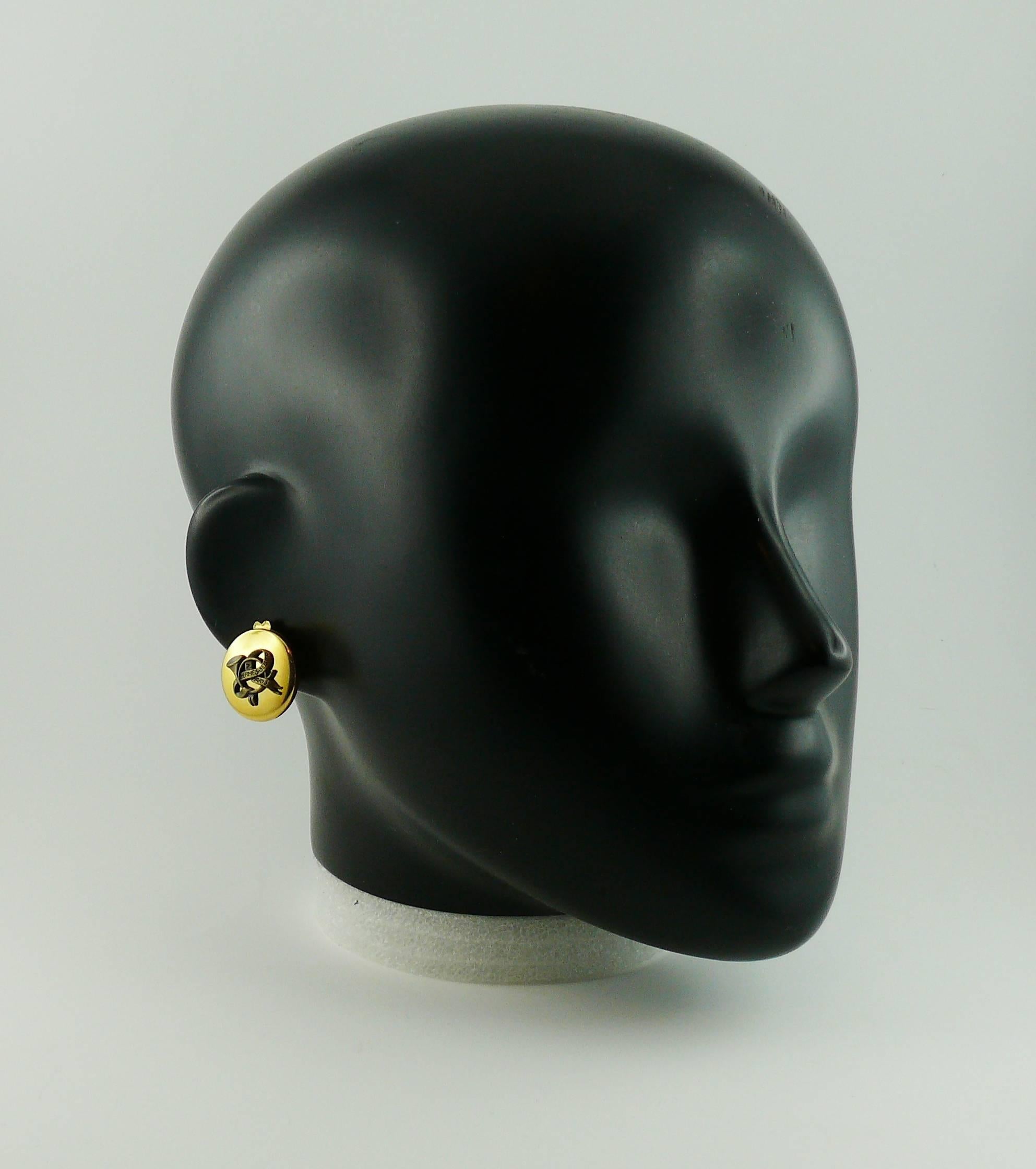 Boucles d'oreilles HERMES vintage classique à boutons dorés avec corne de chasse et ruban embossé 