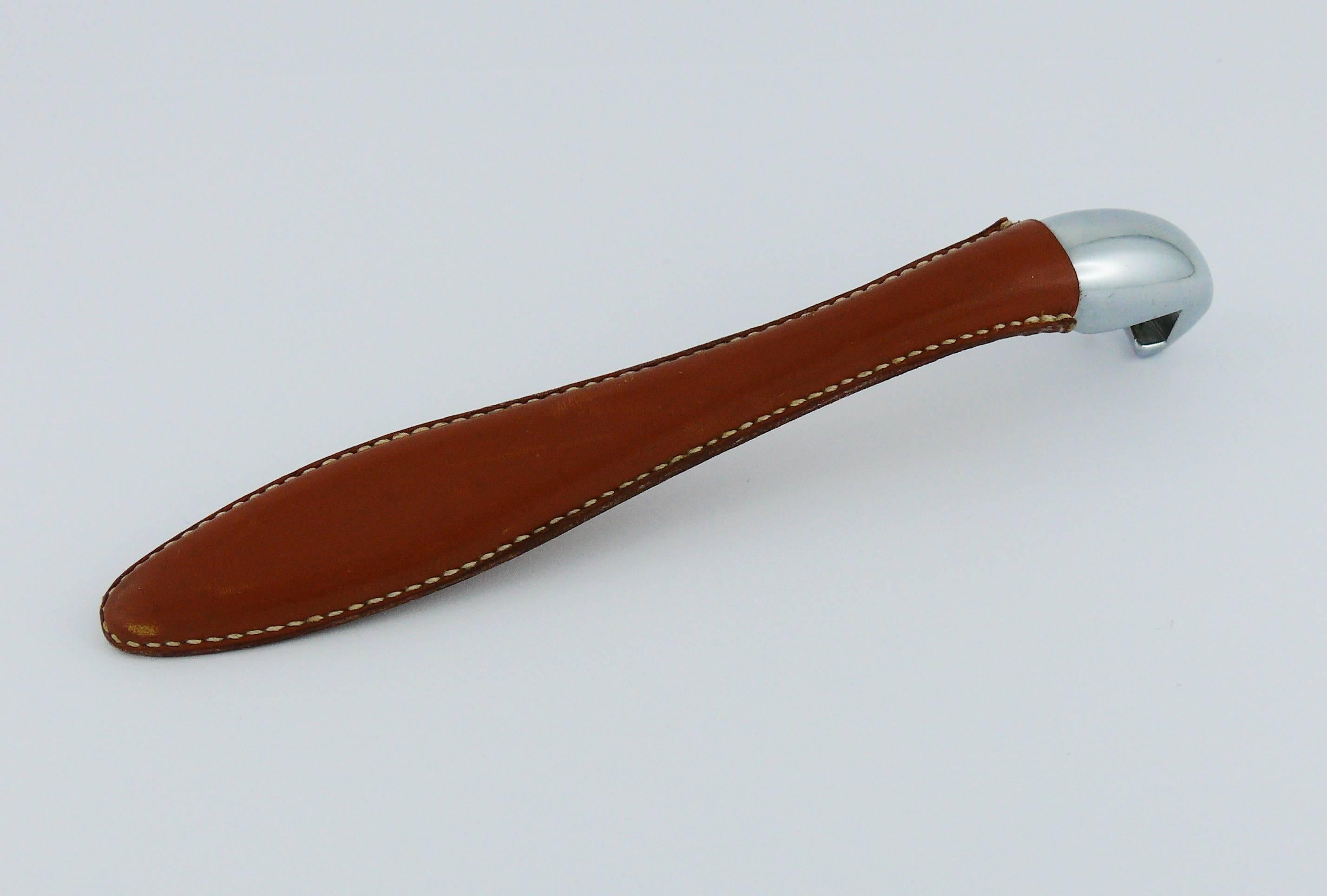 HERMES vintage stainless steel bottle opener featuring handle wrapped in brown leather with contrasting saddle stitching.

Marked HERMES.

Indicative measurements : length approx. 14 cm (5.51 inches) / max. width approx. 1.9 cm (0.75 inch).

JEWELRY