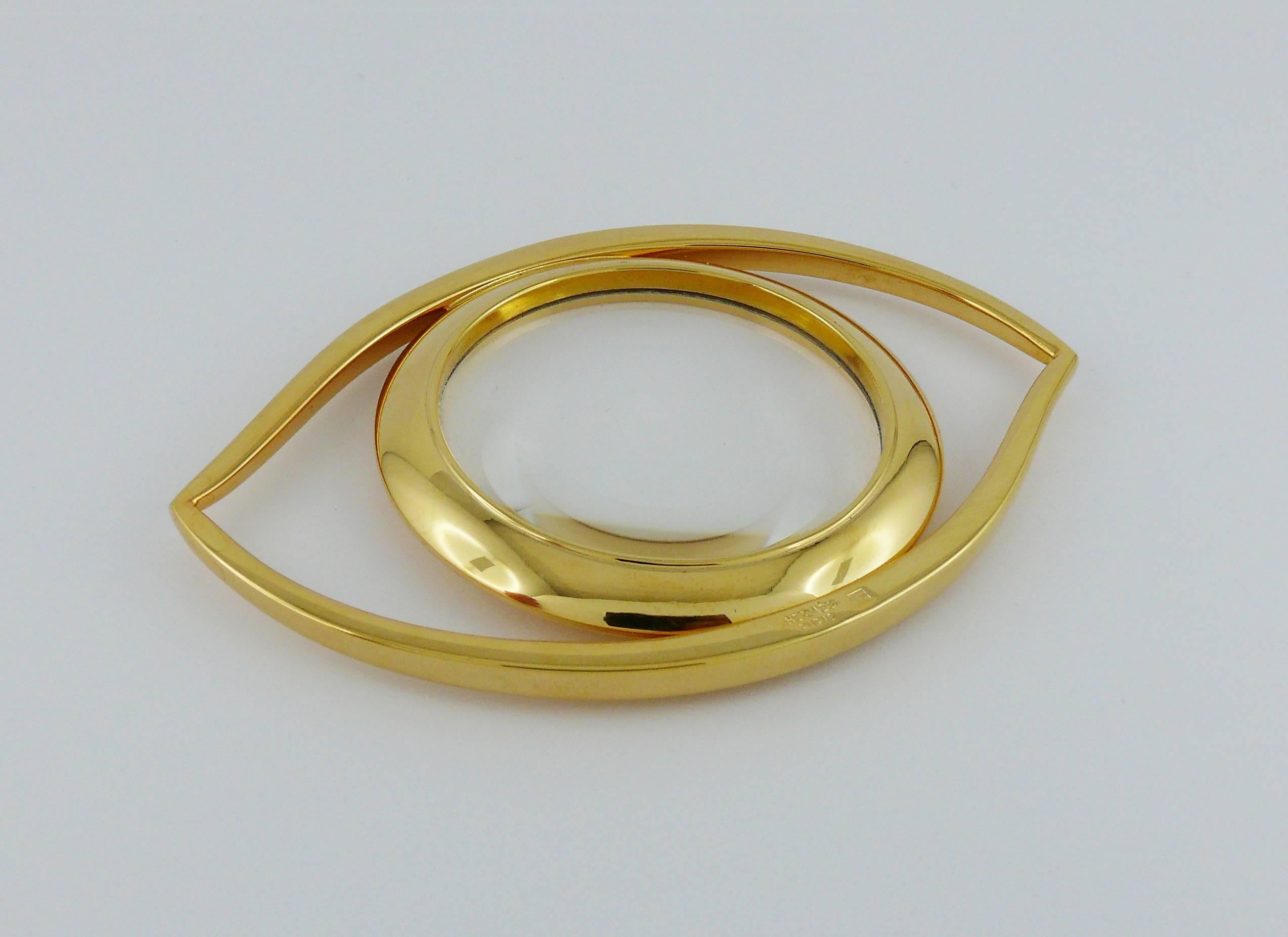 HERMES vintage gold plated desk magnifying glass and paperweight featuring a massive Cleopatra Eye.

Designed in the 1960’s by JEAN COCTEAU for HERMES. It is directly inspired by the Egyptian Mythology.

Embossed HERMES Paris.

Indicative